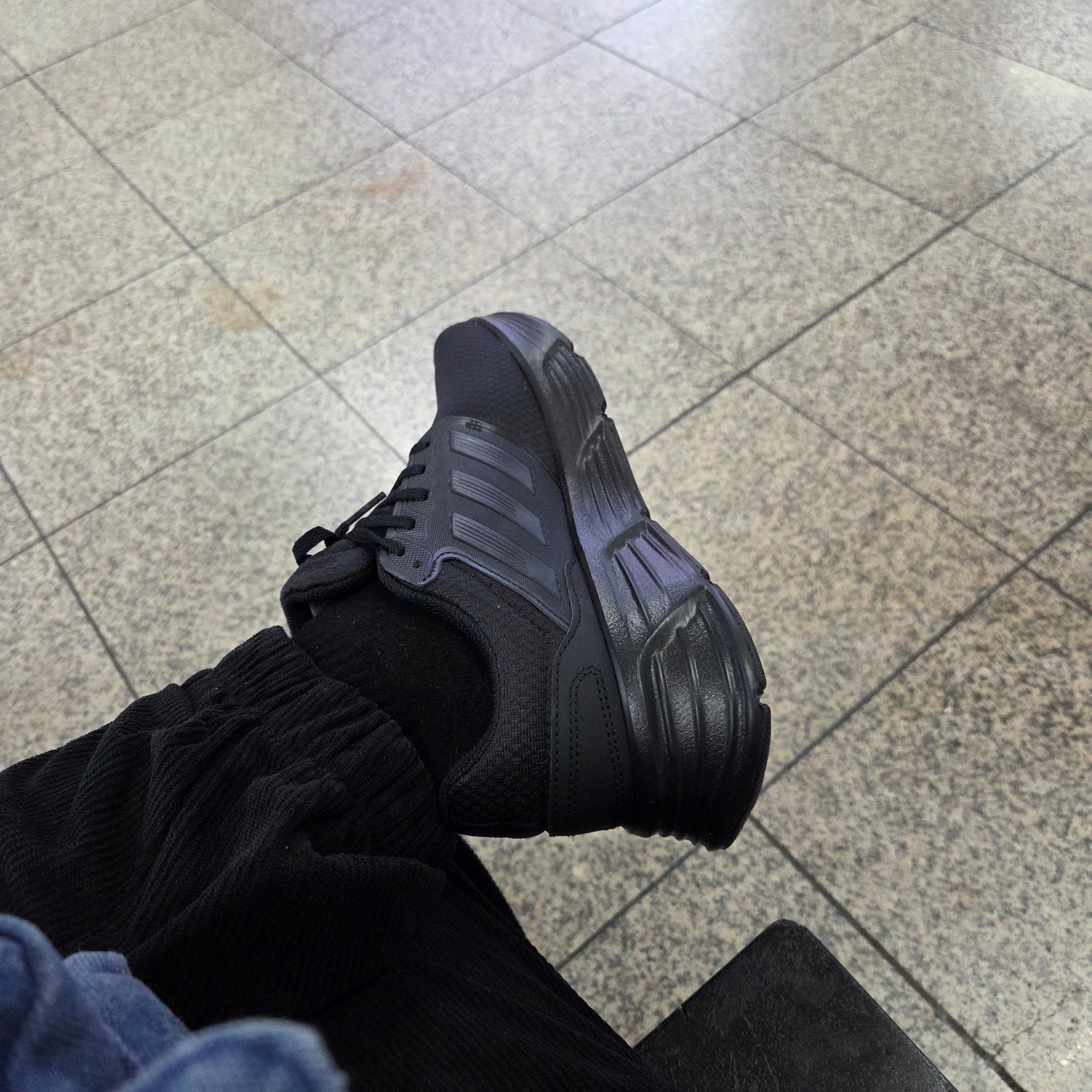 Adidas Galaxy 6 Triple Black 착용 스타일 - 1