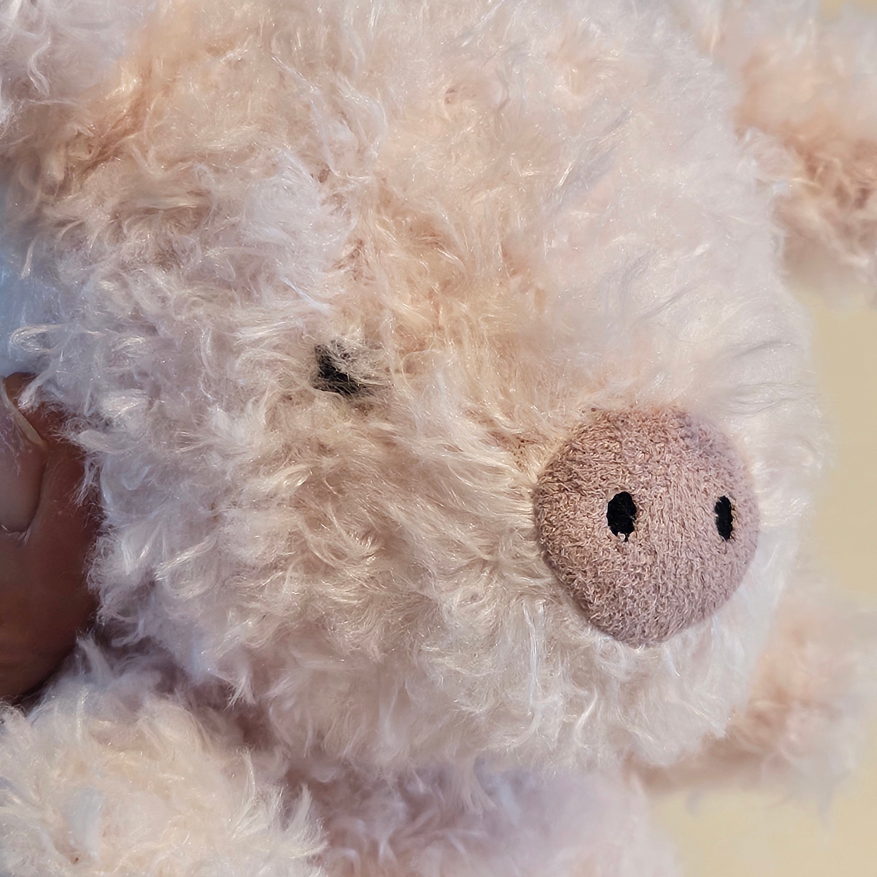 Jellycat Little Pig Fuzzy Pink 착용 스타일