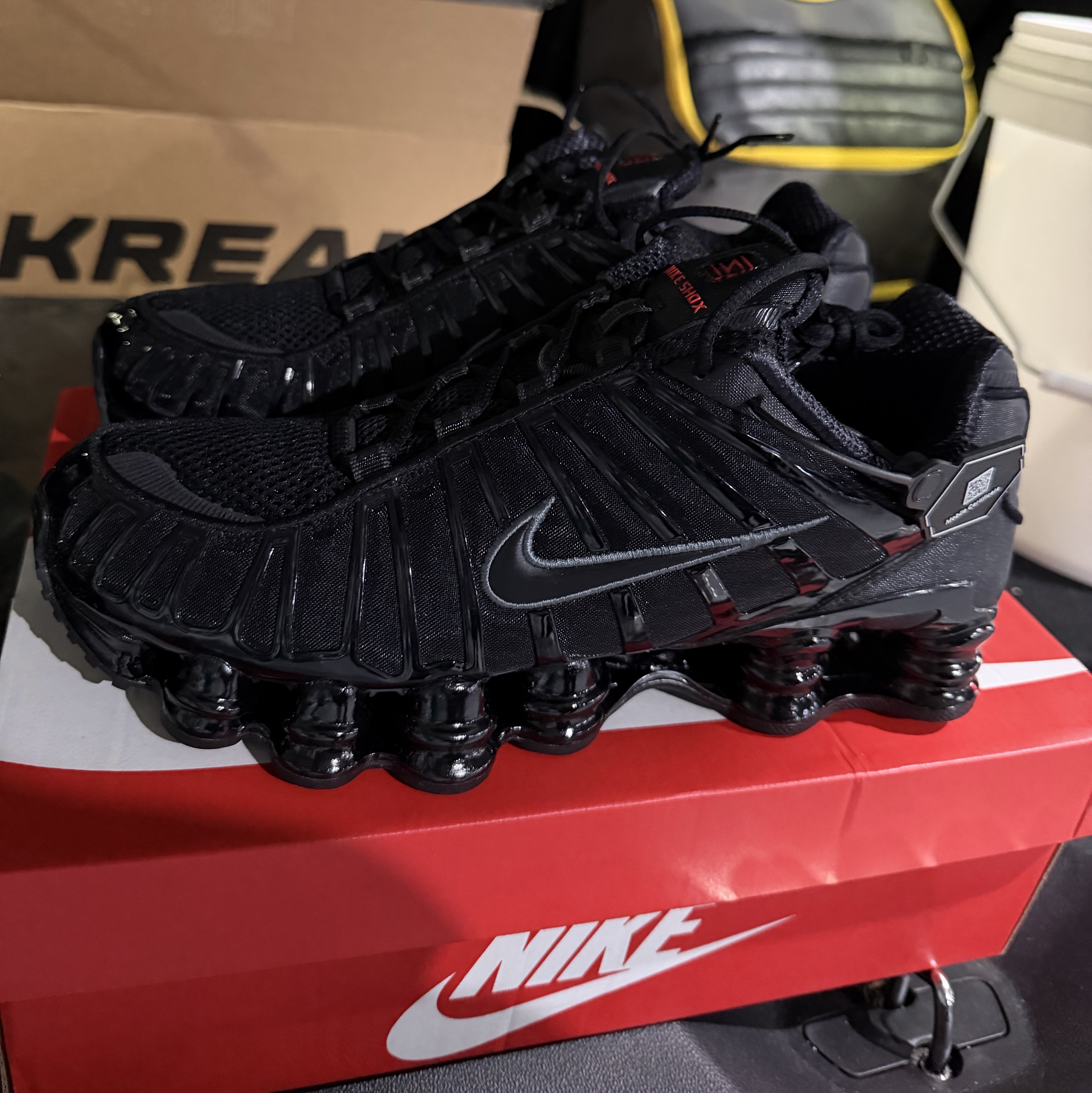 Nike Shox TL Black Metallic Hematite 착용 스타일 - 1