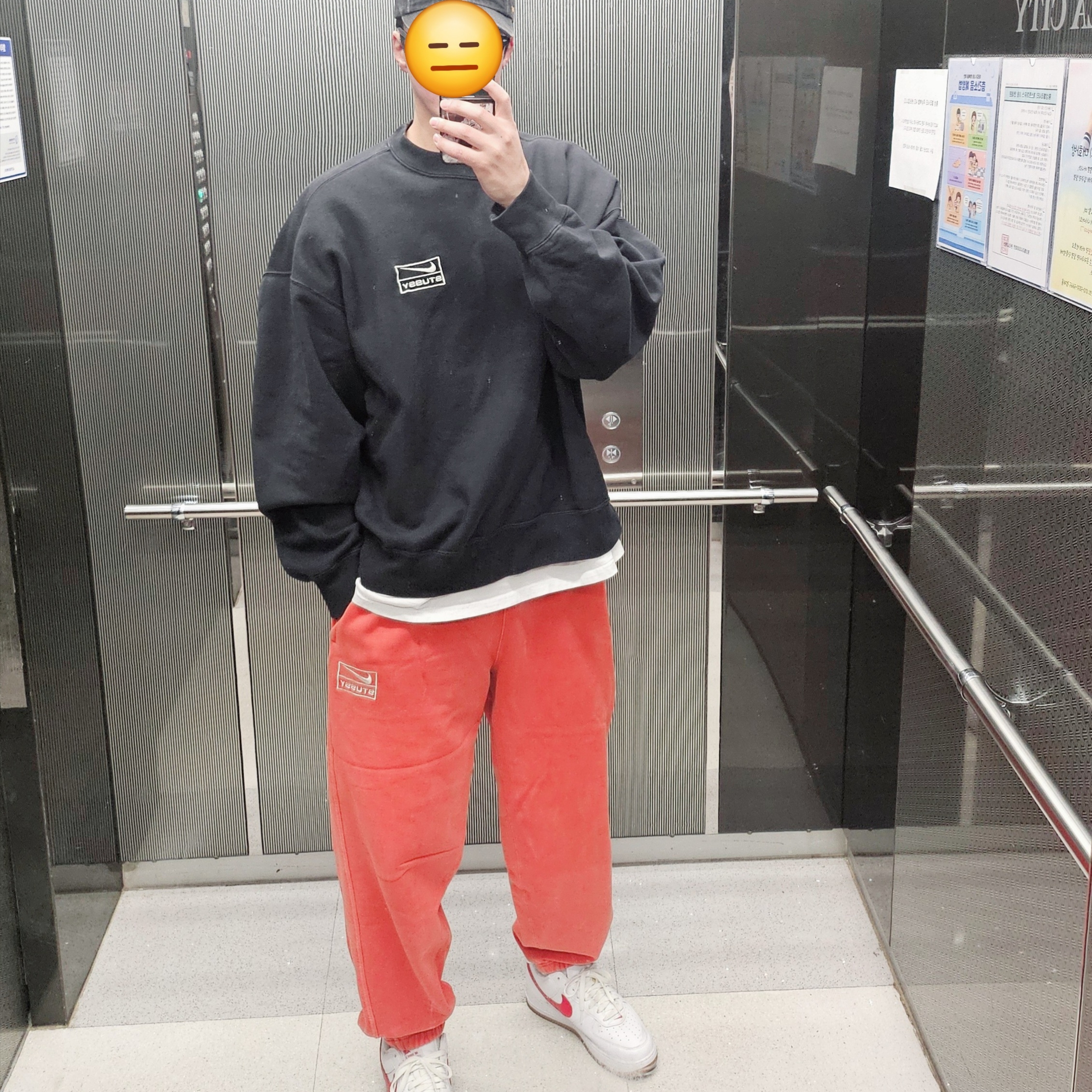 Nike x Stussy NRG Washed Fleece Crewneck Black (DO5310-010), Nike x Stussy Pigment Dyed Fleece Pants Habanero Red (FJ9157-642) 착용 스타일