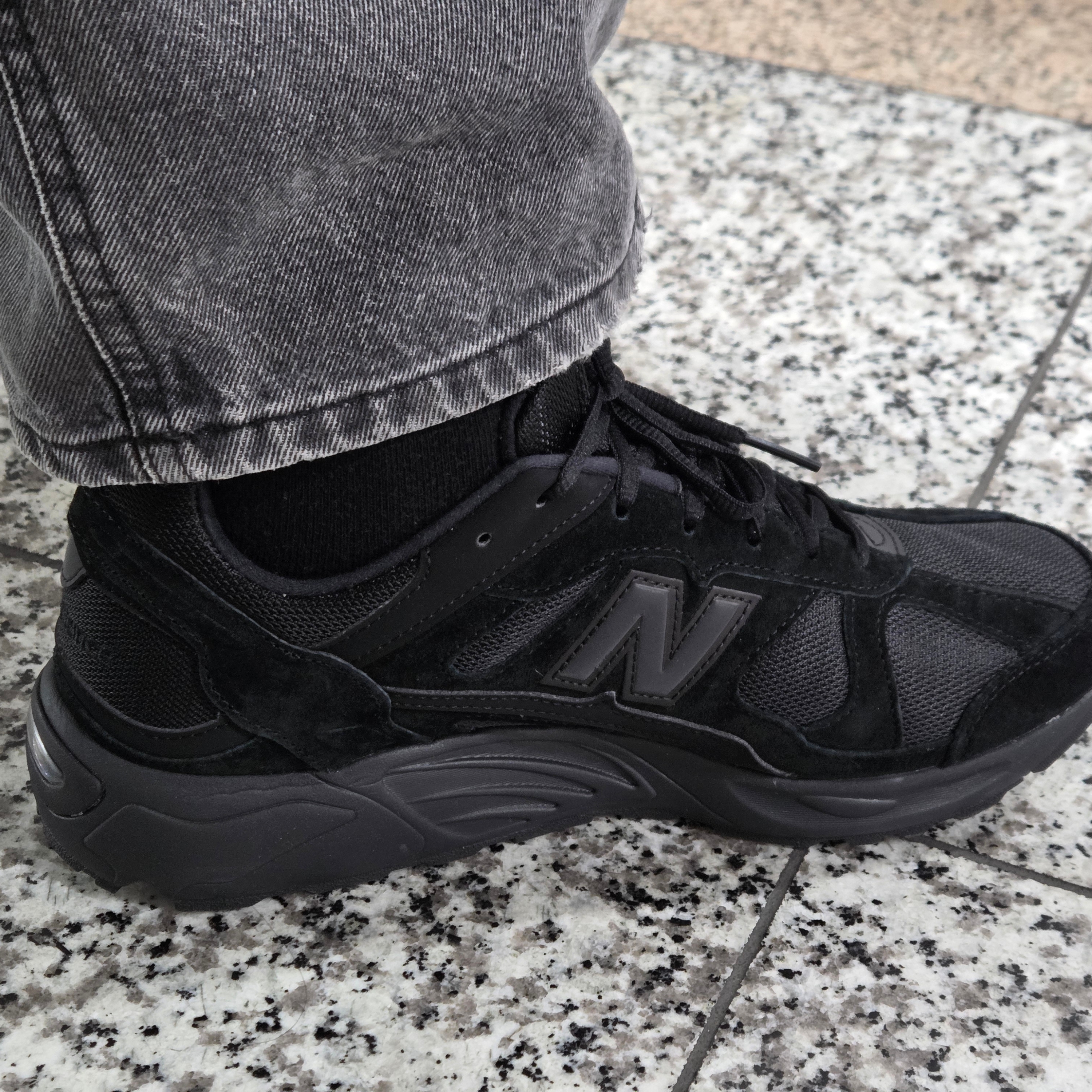 New Balance 878 Triple Black 착용 스타일 - 2