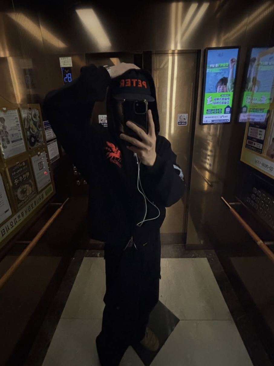 PACOSPLY Falling Angel Zip Up Hoodie Black 착용 스타일
