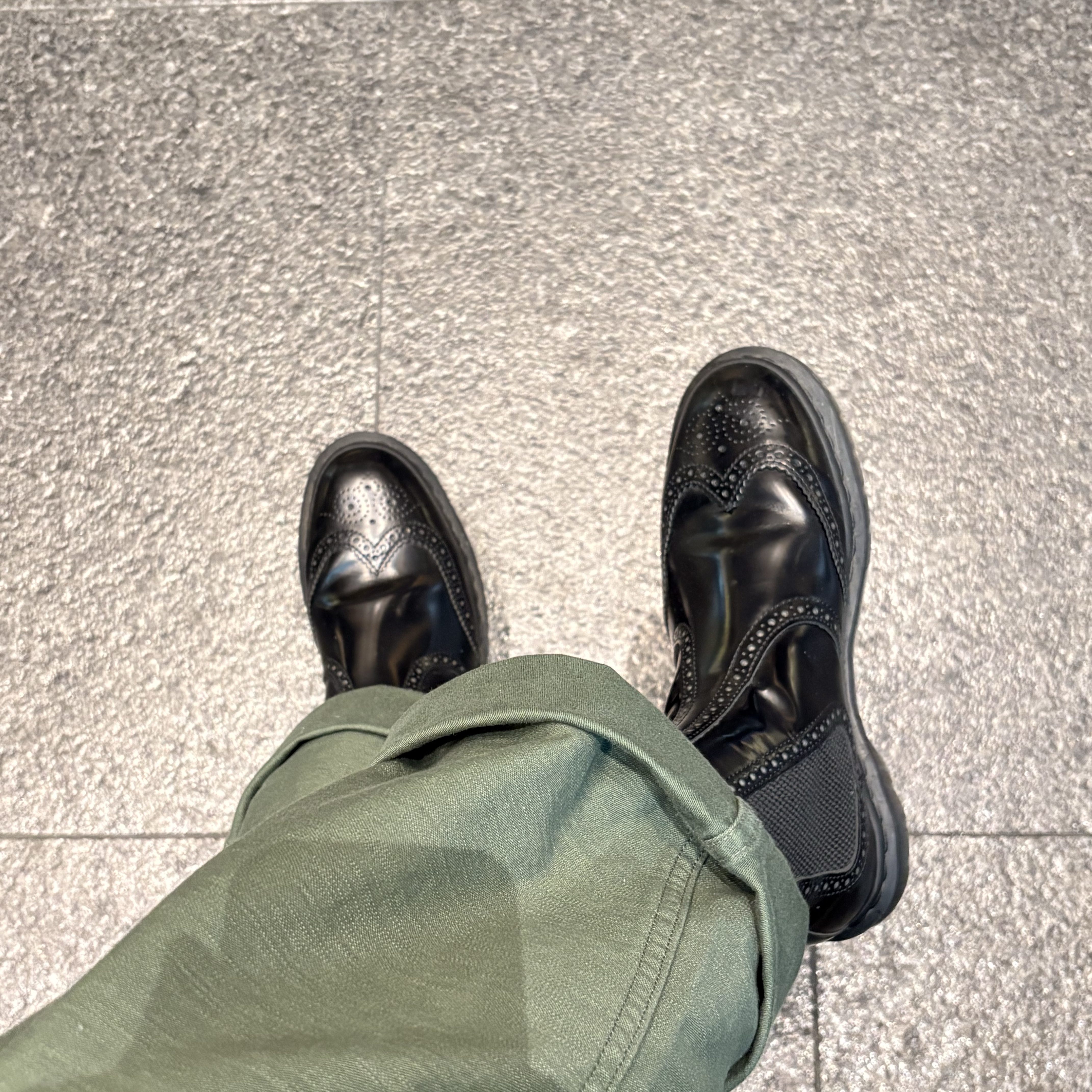 Dr. Martens 2976 Mono Smooth Leather Chelsea Boots Black, Salomon XT-6 Quail Plum Kitten 착용 스타일 - 1