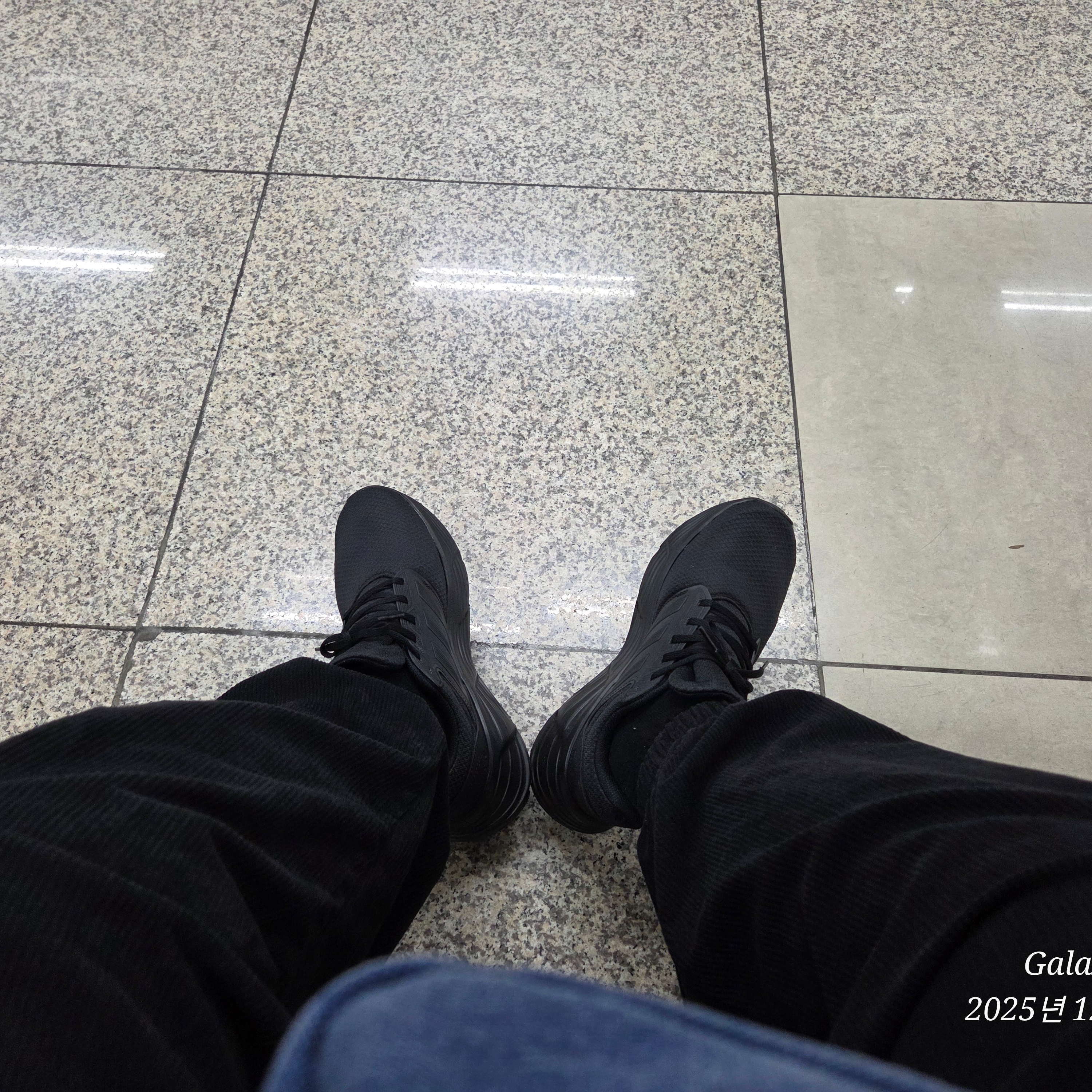 Adidas Galaxy 6 Triple Black 착용 스타일 - 2