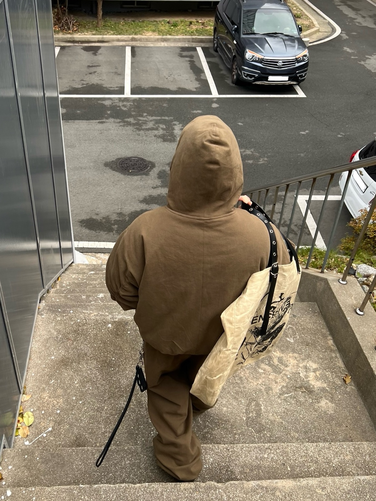 Nonnod Moleskin Shirring Bomber Khaki Brown, Nonnod Moleskin Track Pants Khaki Brown 착용 스타일 - 7
