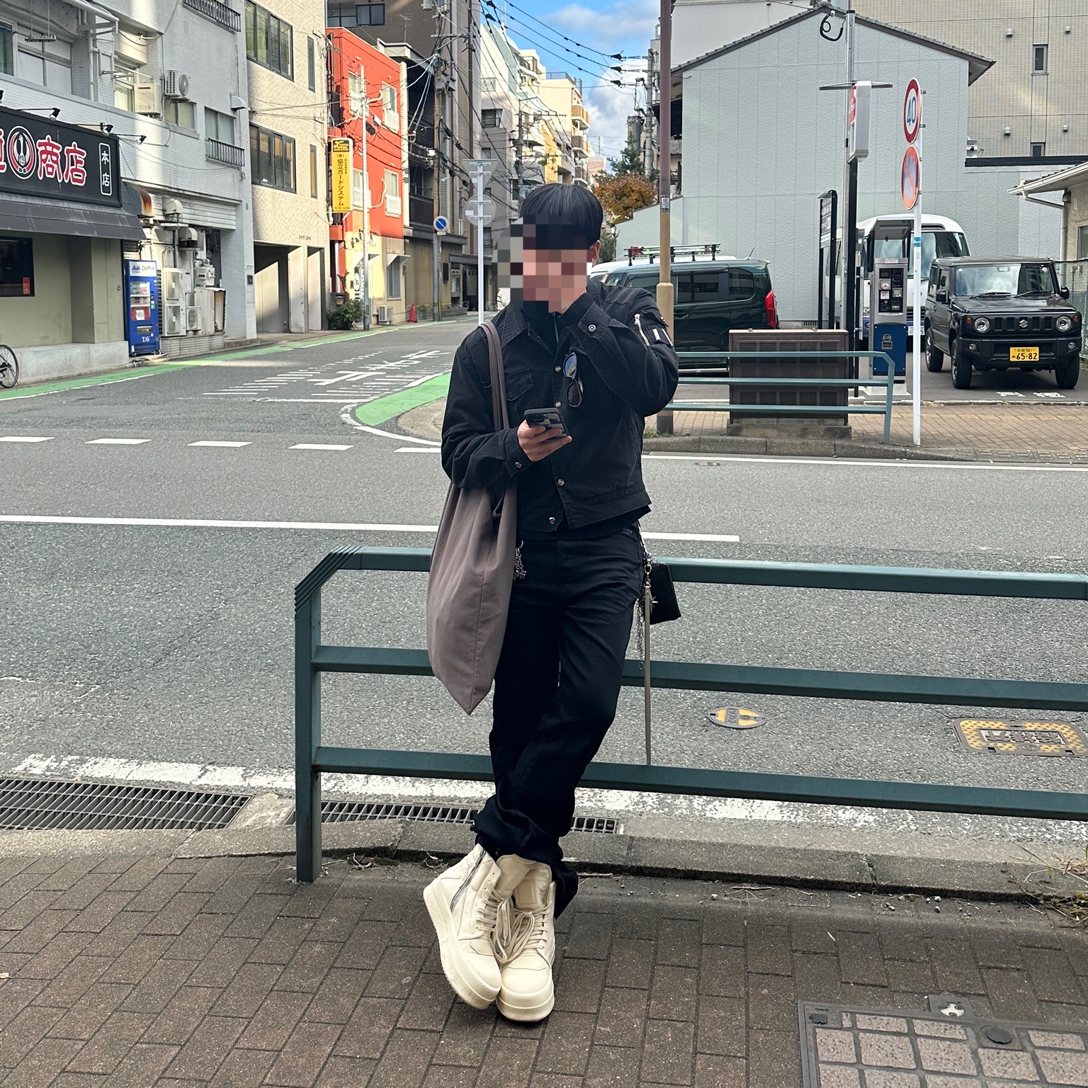 Rick Owens Hollywood Mega Bumper Geobasket in Full Grain Calf Leather Milk 착용 스타일