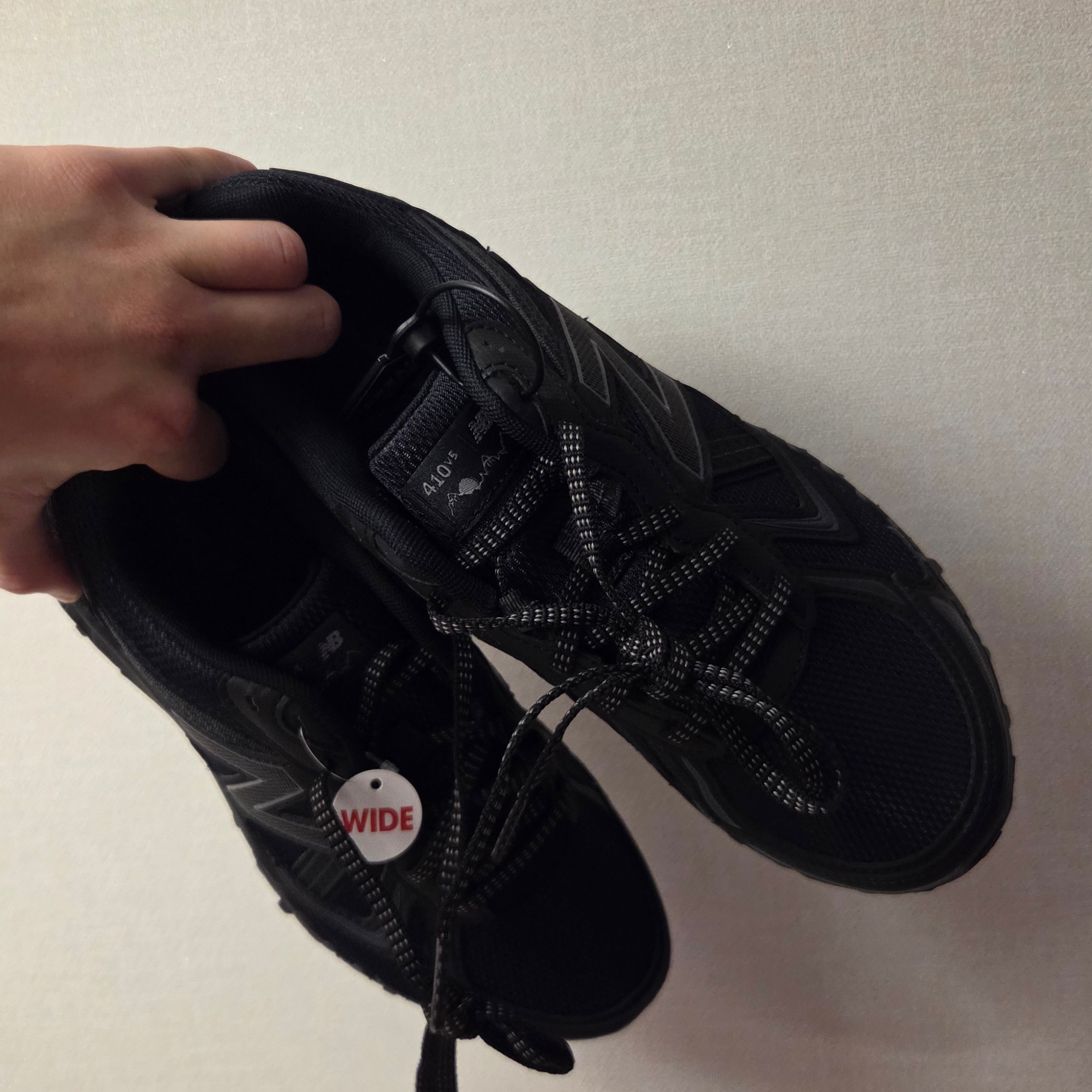 New Balance 410v5 Black - 2E Wide 착용 스타일 - 2
