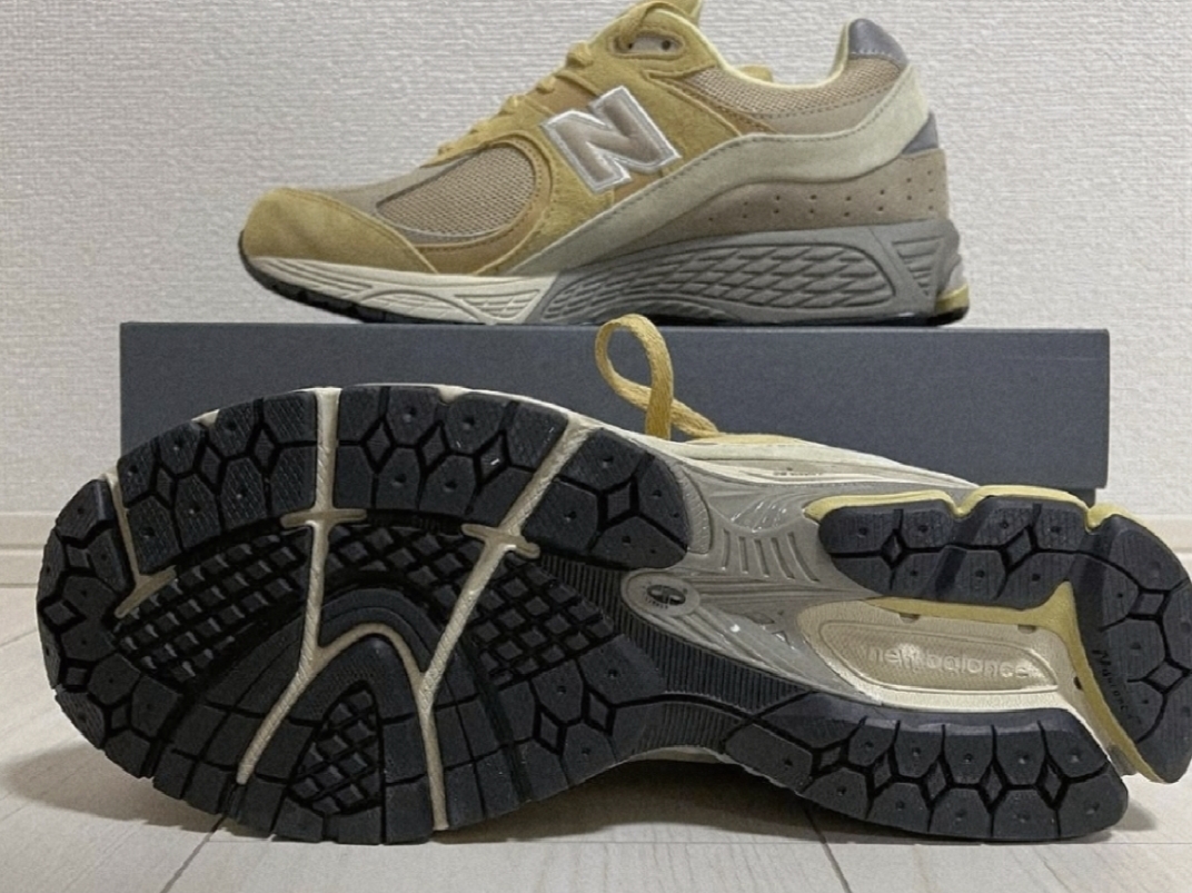 New Balance x Auralee 2002R Yellow Beige 착용 스타일