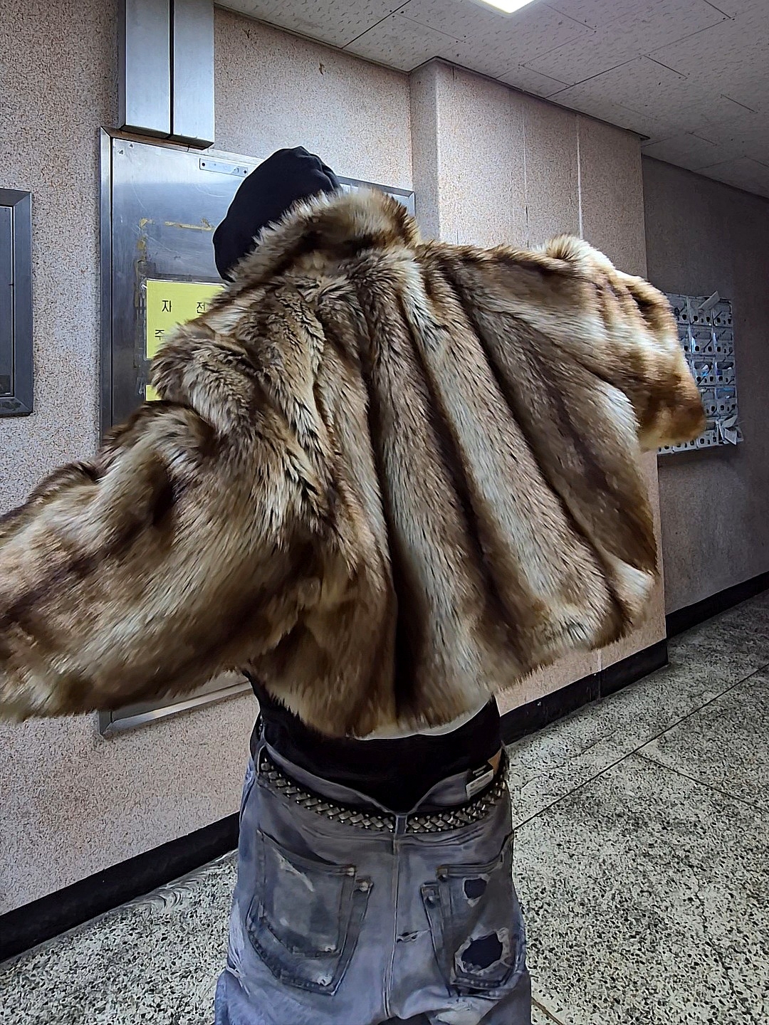 Protocol Index Exaggerated Shoulder Fur N2B Jacket Black, Protocol Index Trompe L'oeil Layered Pants Blue 착용 스타일 - 2