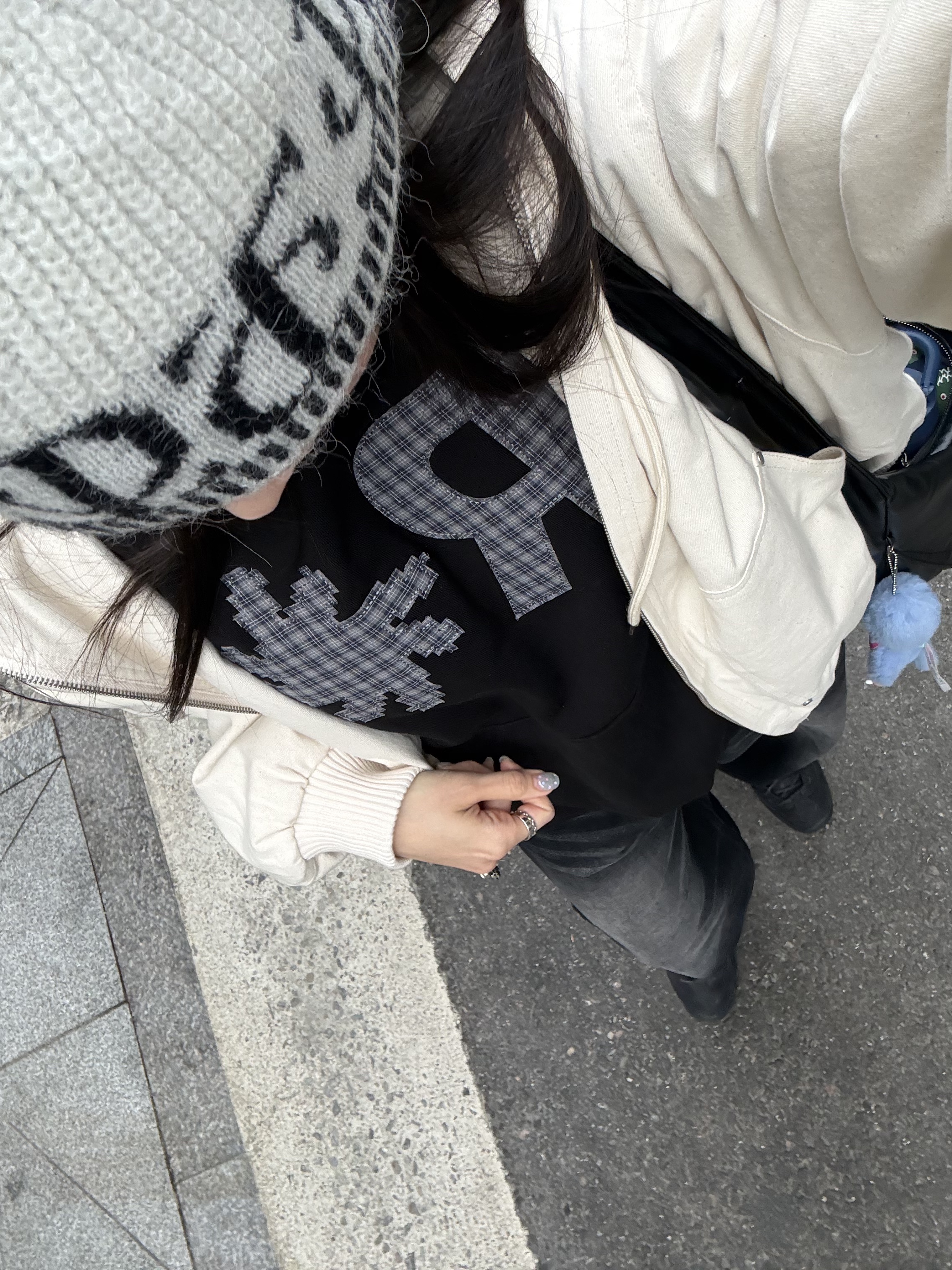 SLOW RECORD HOUSE Check Patch Hoodie Black 착용 스타일 - 6