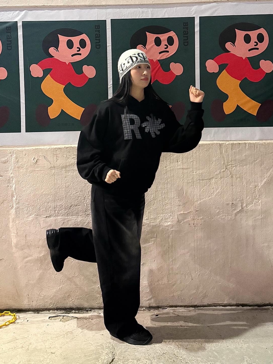 SLOW RECORD HOUSE Check Patch Hoodie Black 착용 스타일 - 3