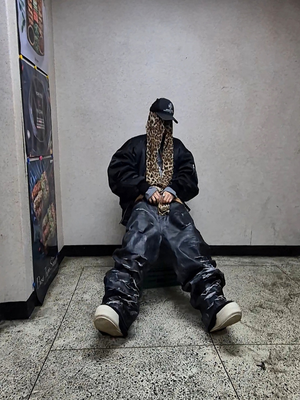 Chrome Hearts Printed Cross Trucker Hat Black, emostanceclub Multi Distressed Coating Jeans Black 착용 스타일