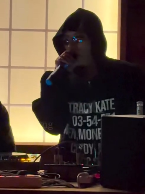 PACOSPLY Tracy Zip Up Hoodie Black 착용 스타일