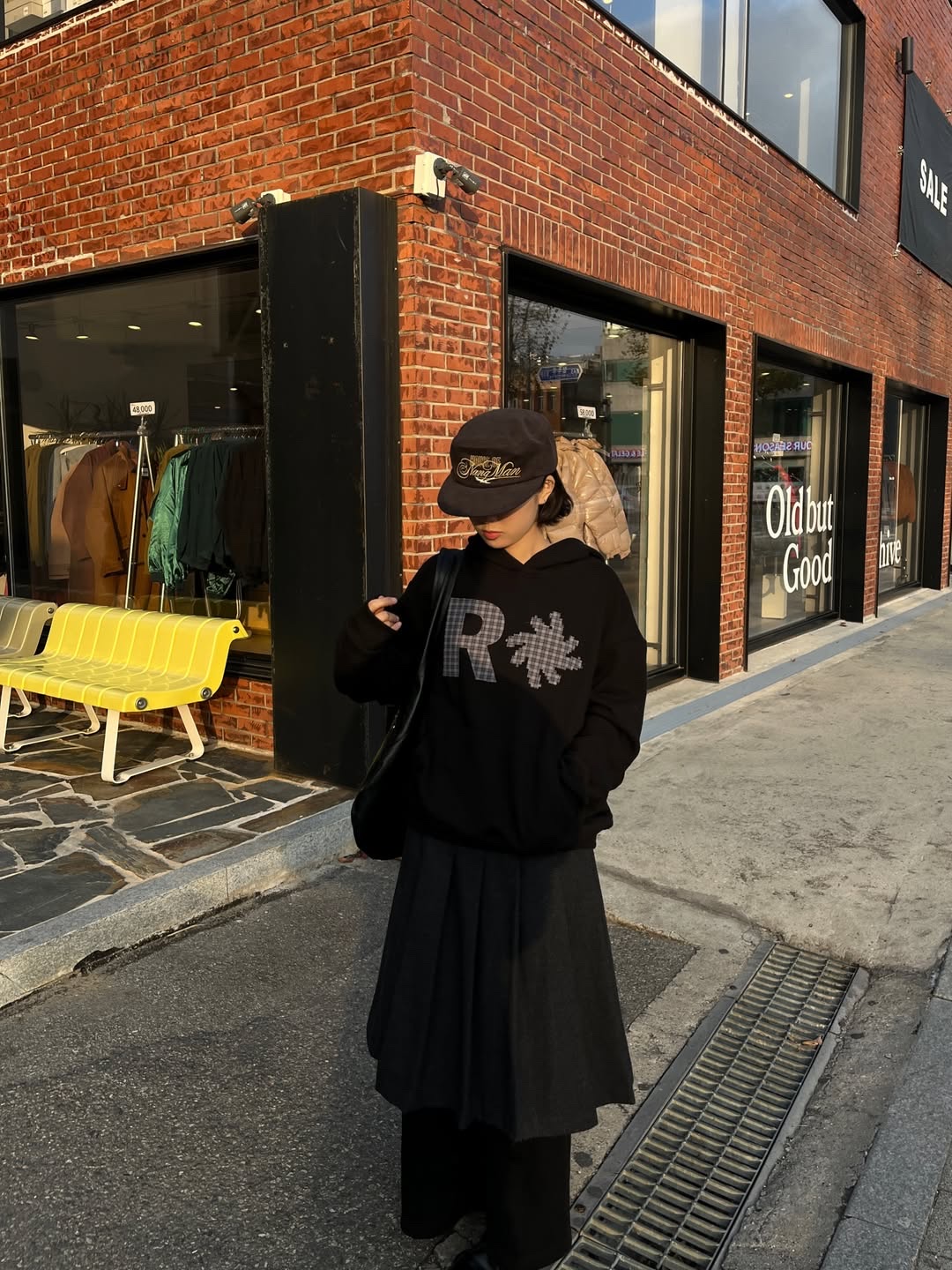 SLOW RECORD HOUSE Check Patch Hoodie Black 착용 스타일 - 1