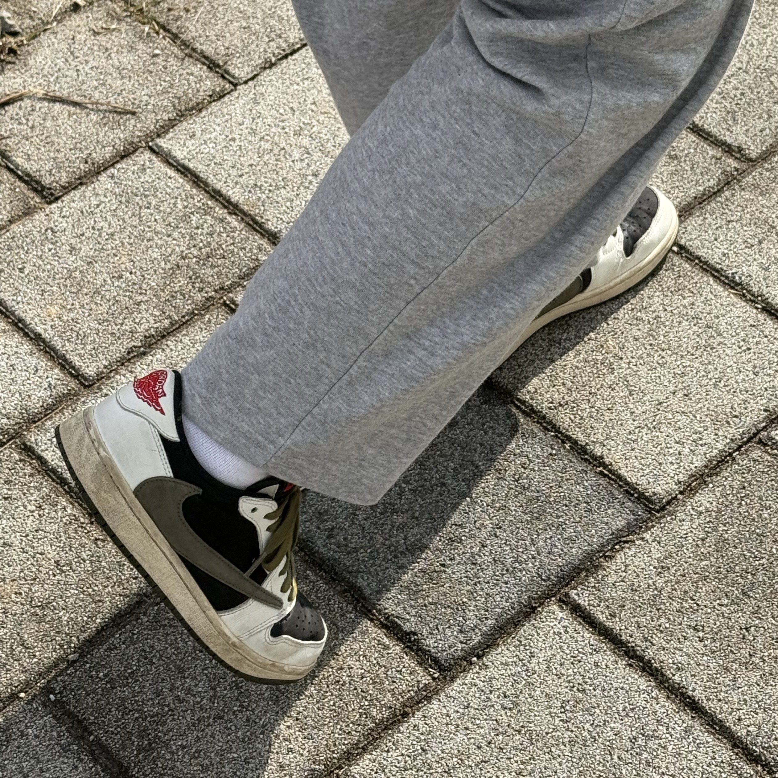 Jordan 1 x Travis Scott Retro Low OG SP Reverse Olive 착용 스타일