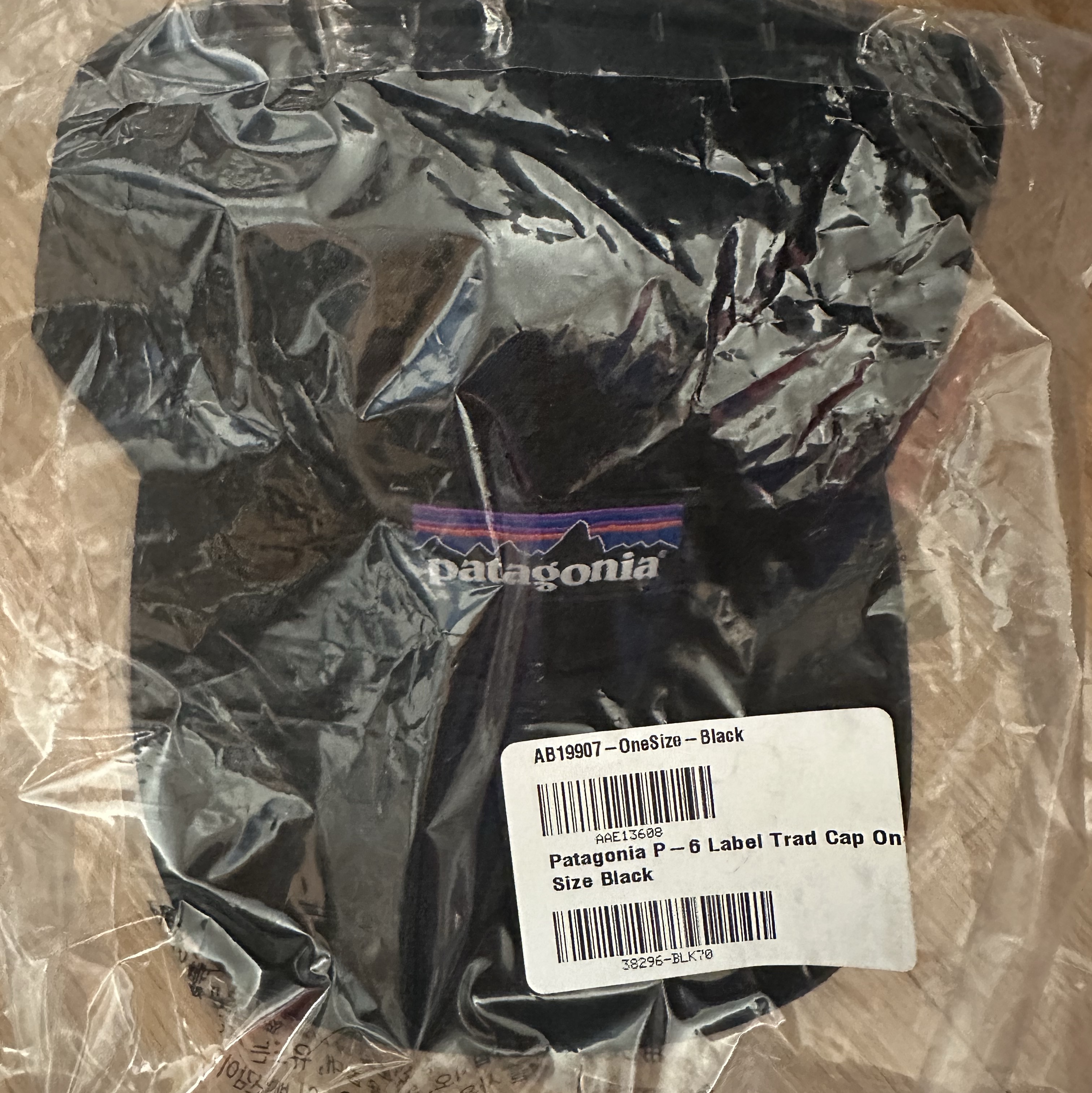 Patagonia P-6 Label Trad Cap Black 착용 스타일