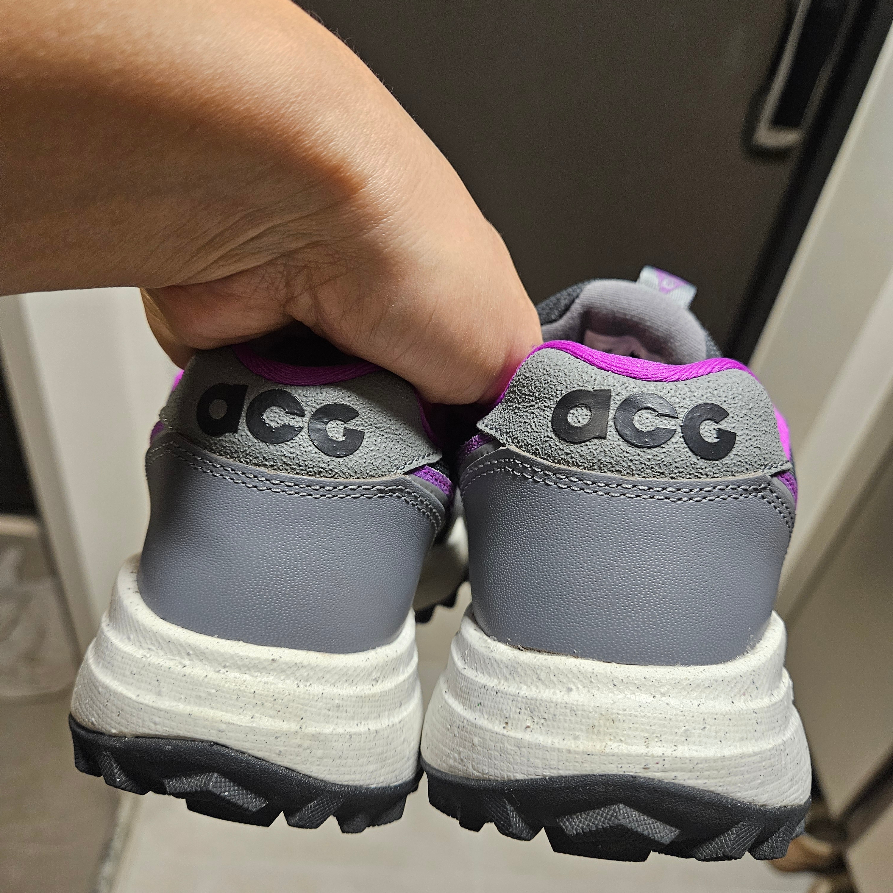 Nike ACG Lowcate Smoke Grey Vivid Purple 착용 스타일