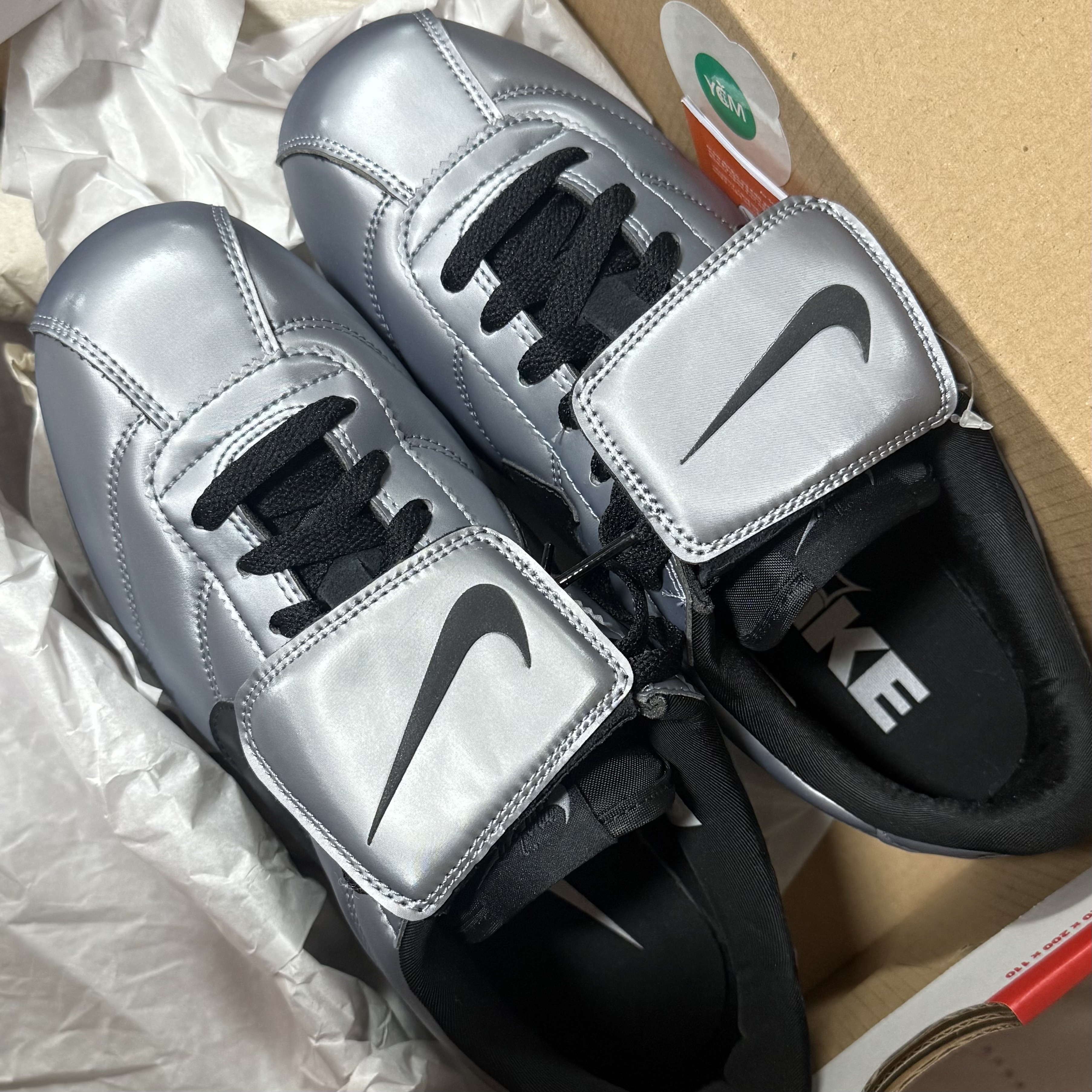 Nike Cortez Leather SE Metallic Cool Grey Black 착용 스타일 - 2