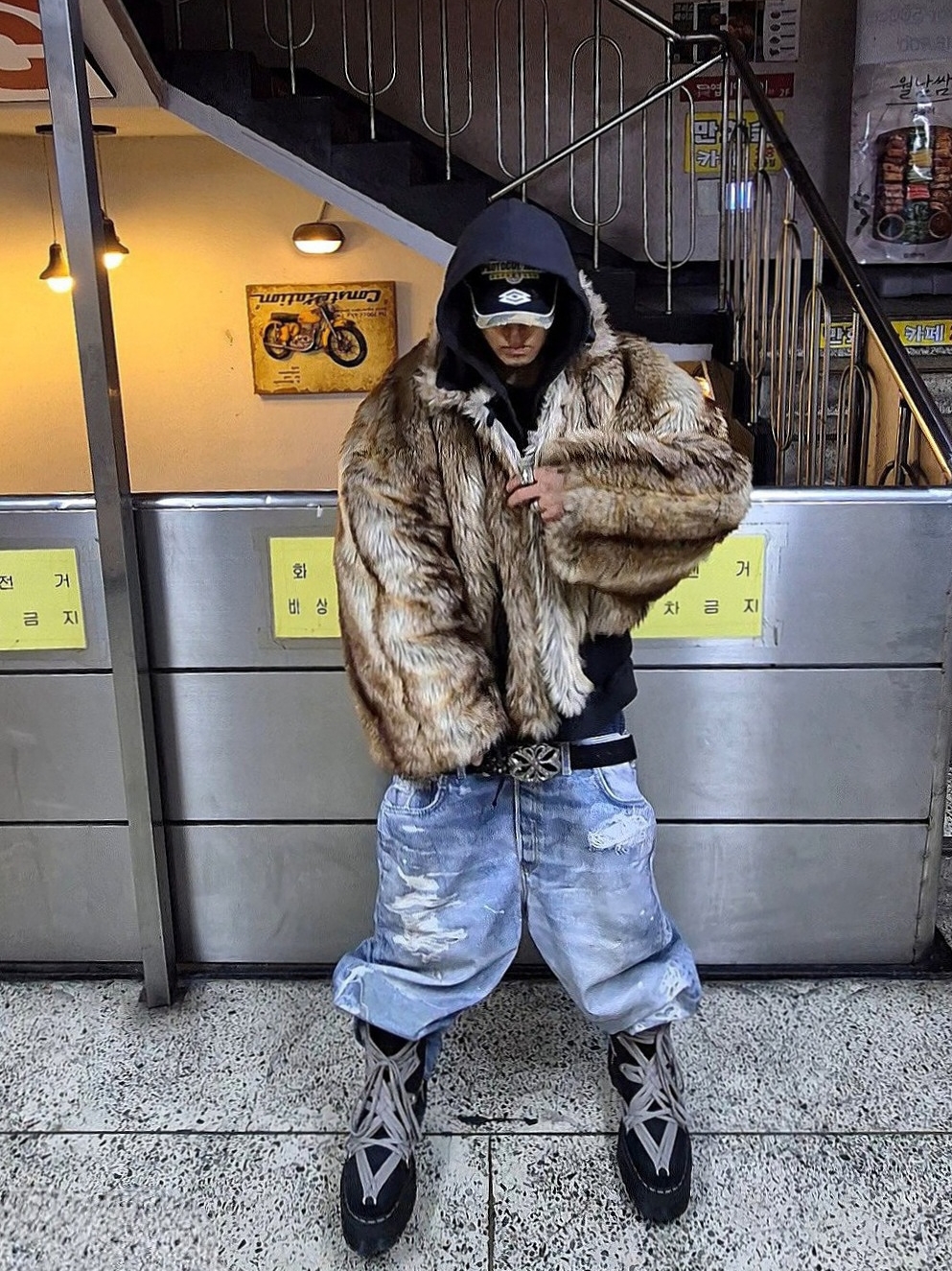 Protocol Index Exaggerated Shoulder Fur N2B Jacket Black, Dr. Martens x Rick Owens 1460 Quad Sole Mega Lace Boots Black 착용 스타일
