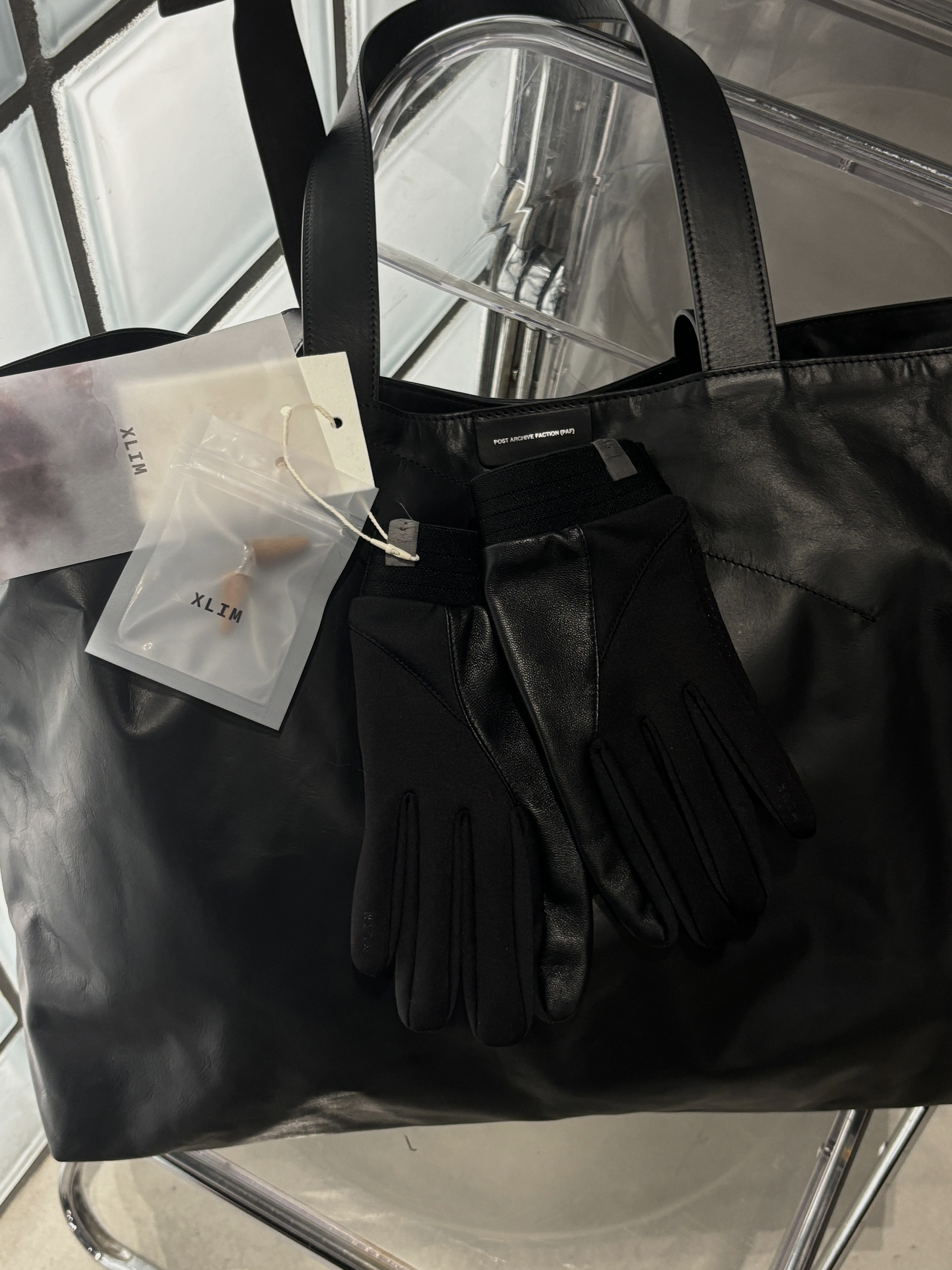 Xlim Ep.8 01 Gloves Black 착용 스타일