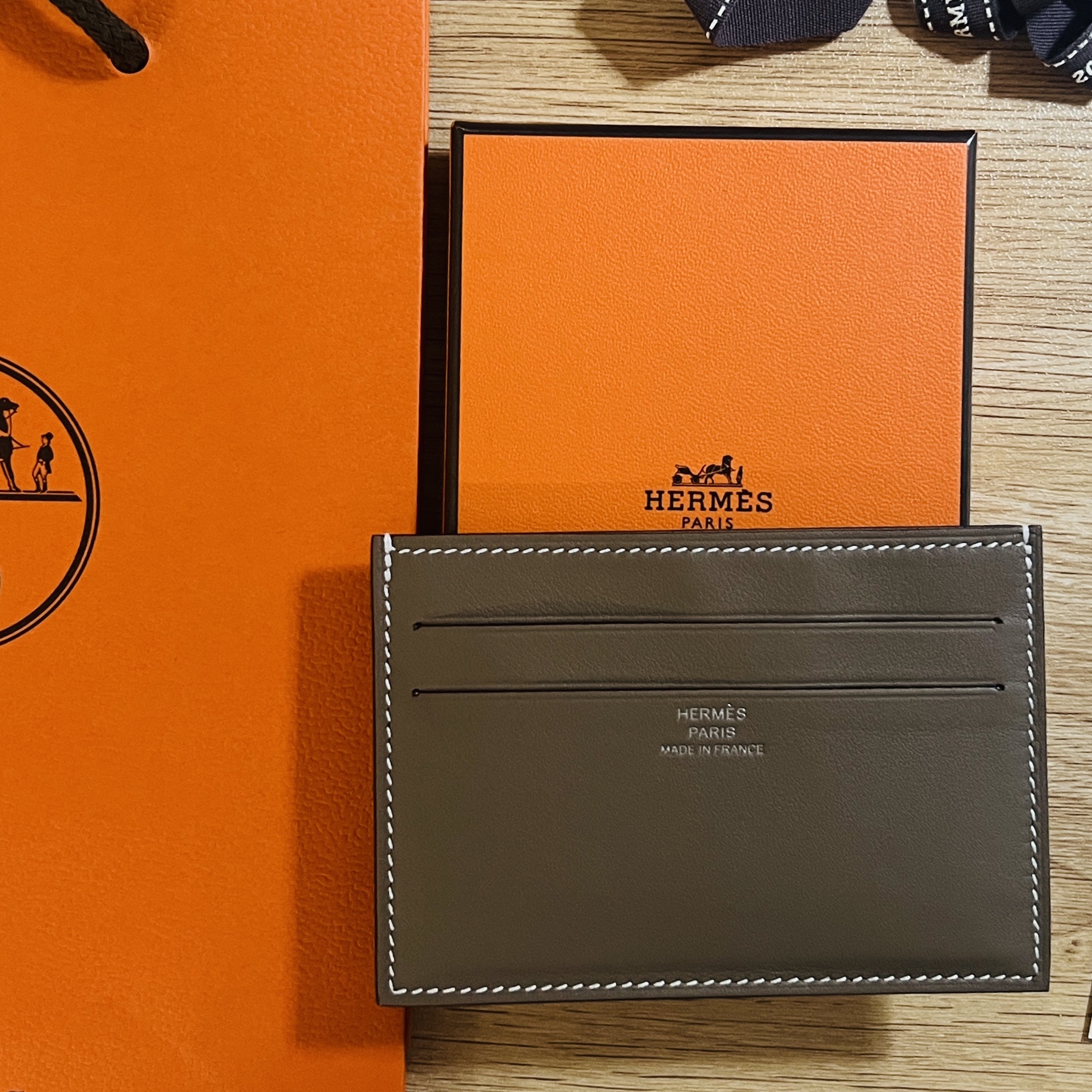 Hermes Citizen Twill Card Holder Swift & Silk Clochette Etoupe Sun 착용 스타일