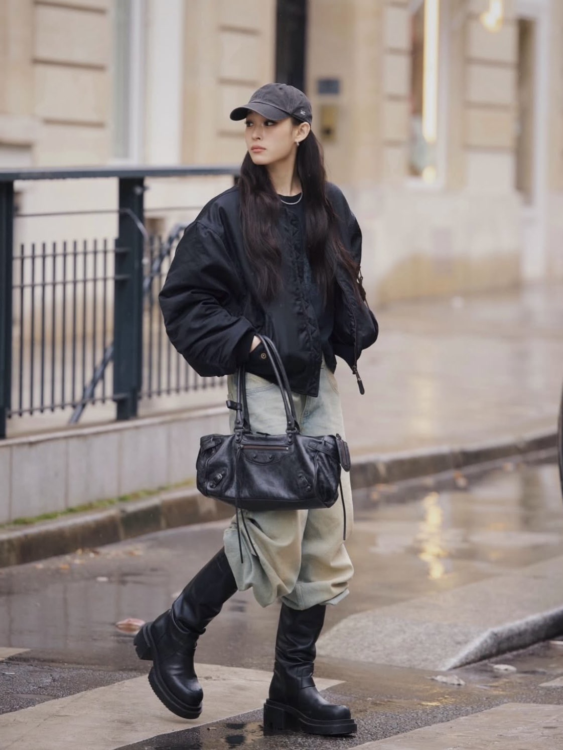 Balenciaga Le City Bag East-West Black, Balenciaga Le City Bag East West Steel Grey 착용 스타일