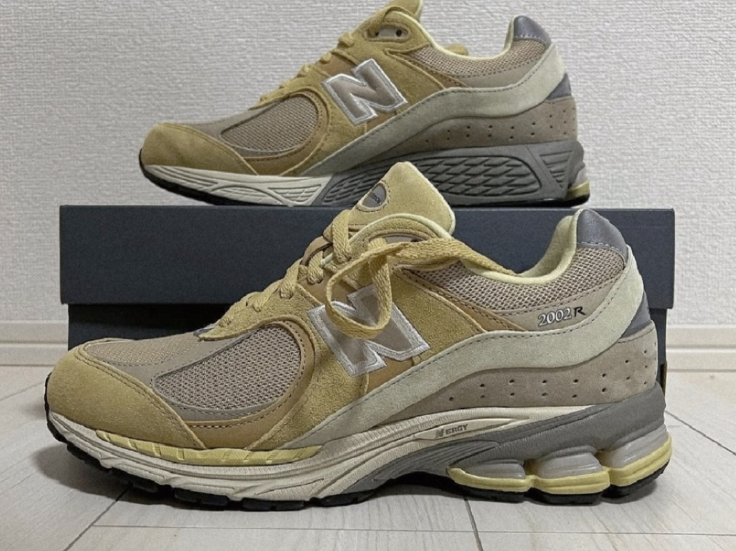 New Balance x Auralee 2002R Yellow Beige 착용 스타일