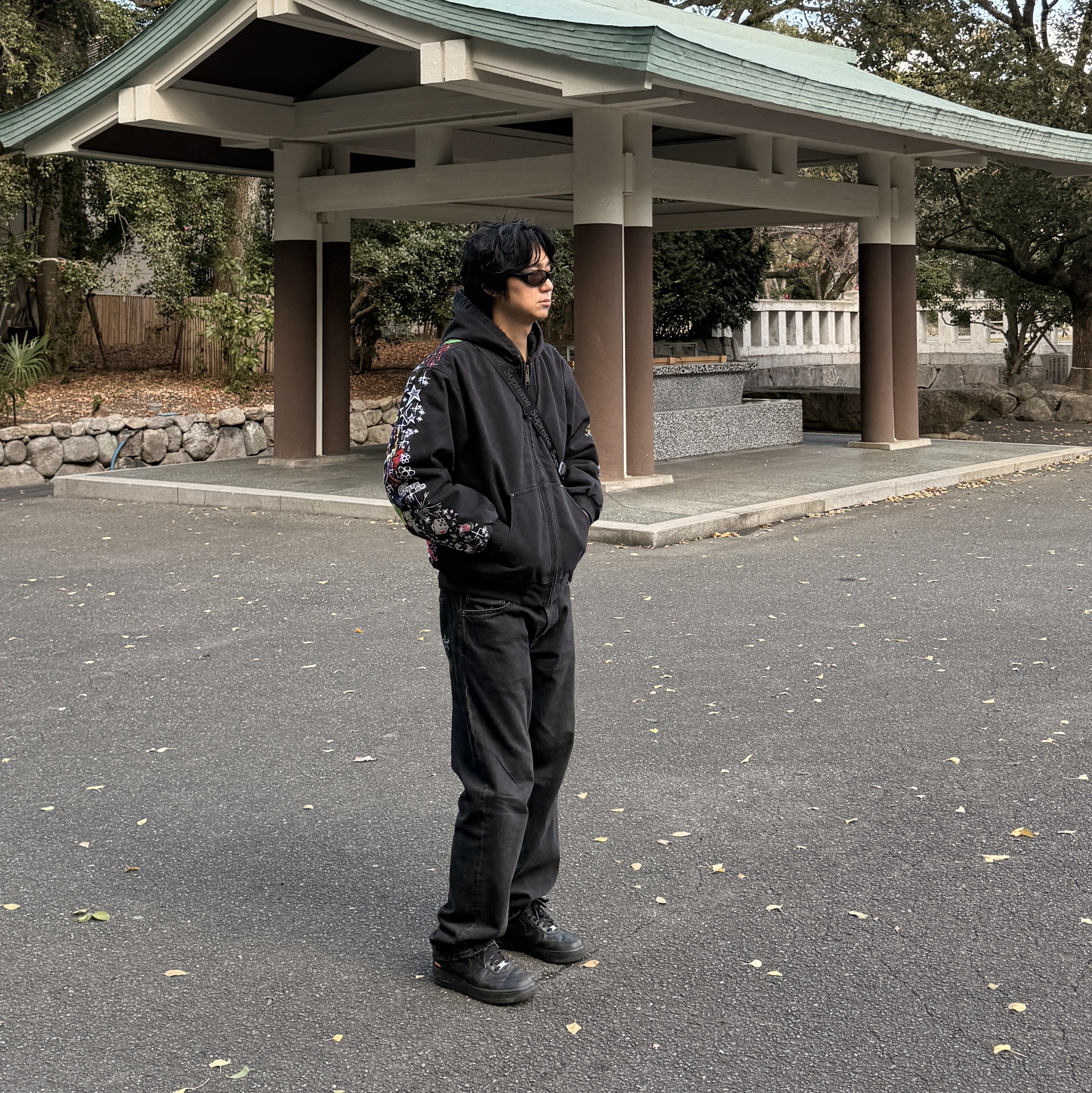 Supreme AOI Embroidered Hooded Work Jacket Black - 25SS, Supreme Regular Jean Washed Black - 23FW 착용 스타일 - 2