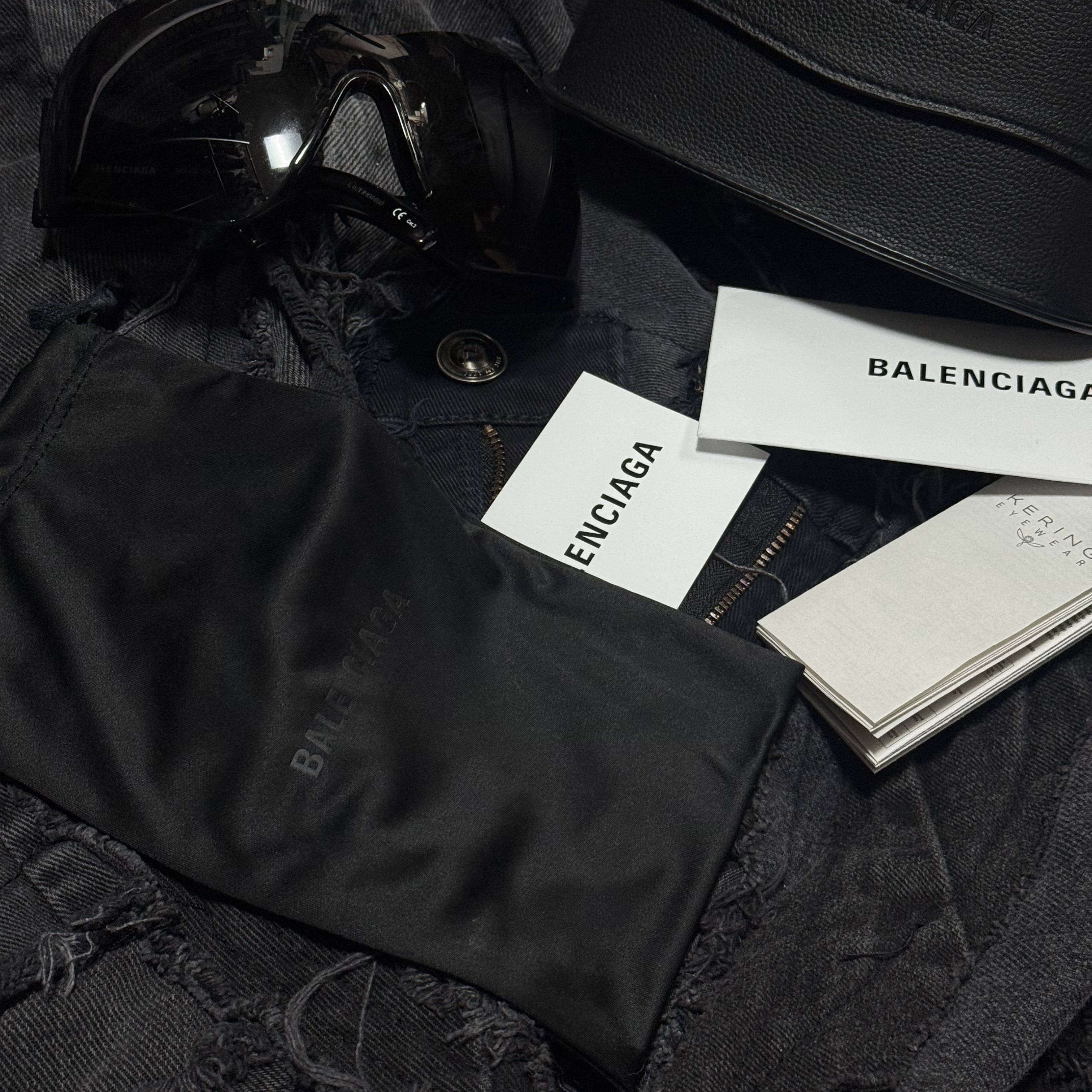 (W) Balenciaga Mask Butterfly Sunglasses Black 착용 스타일 - 3