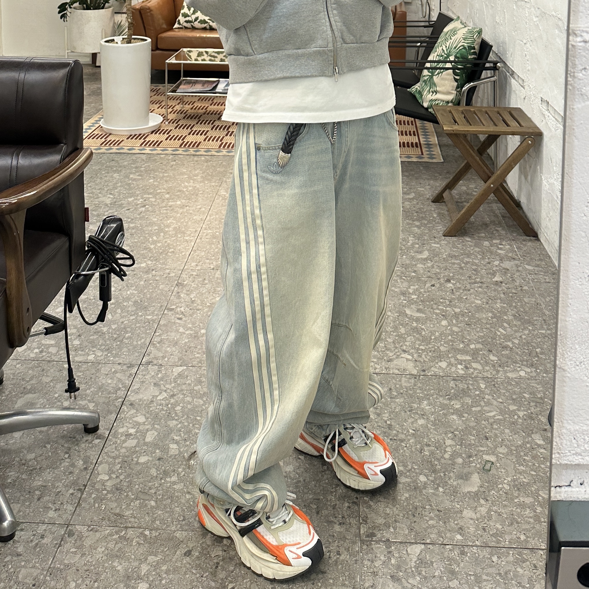 (W) Adidas Adilenium Season 3 Banana Fitted Washed Denim Pants Blue - KR Sizing, Adidas x Pharrell Williams Adistar Jellyfish Focus Olive Core Black 착용 스타일 - 1
