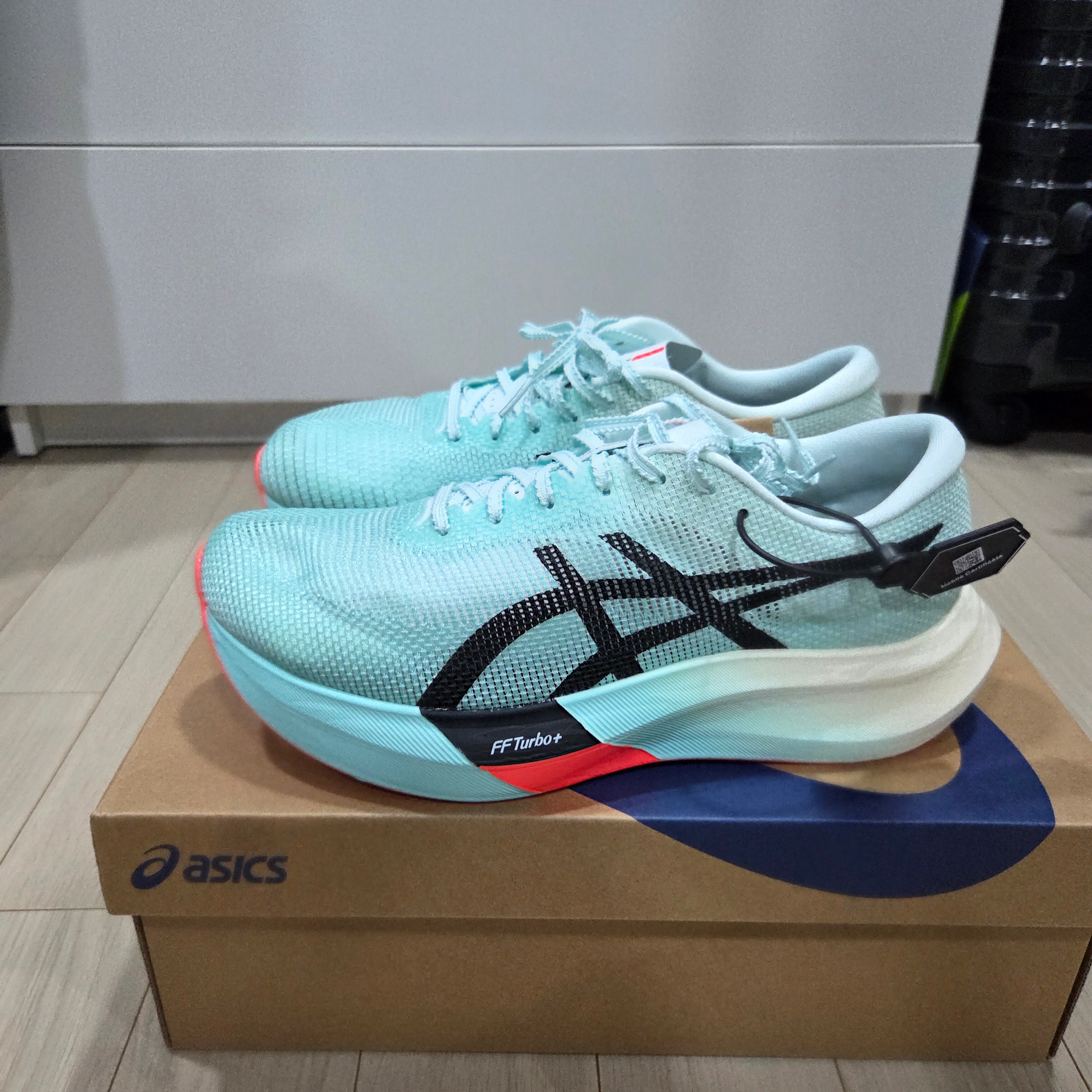 Asics Metaspeed Sky Paris Illuminate Mint Black 착용 스타일 - 1