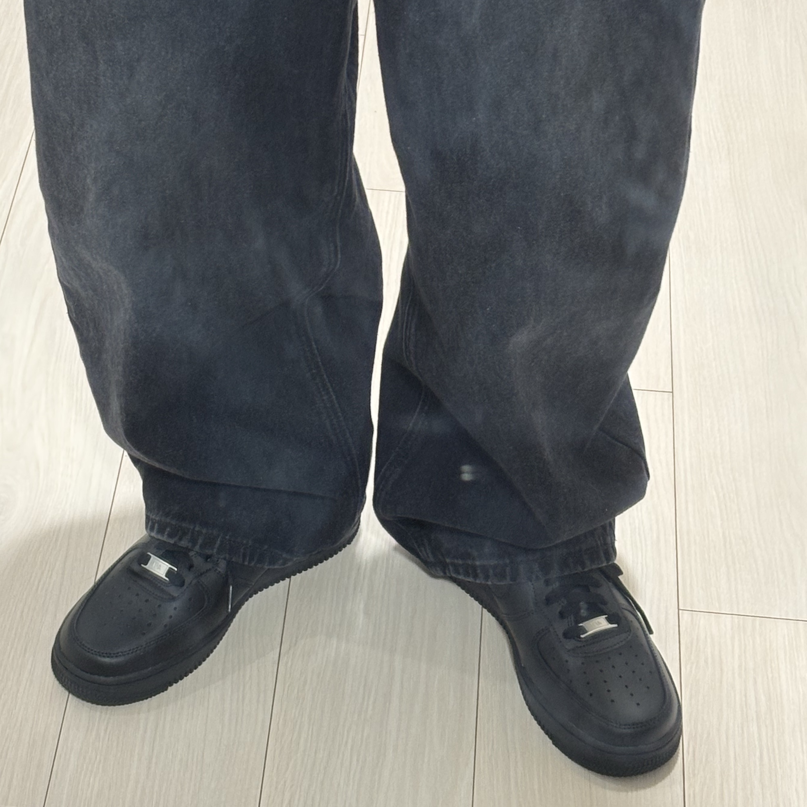 Nike Air Force 1 '07 Low Triple Black 착용 스타일