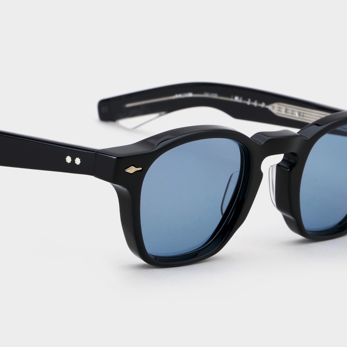 Jacques Marie Mage Zephirin 44 Azure Lenses Titan Silver 착용 스타일 - 8