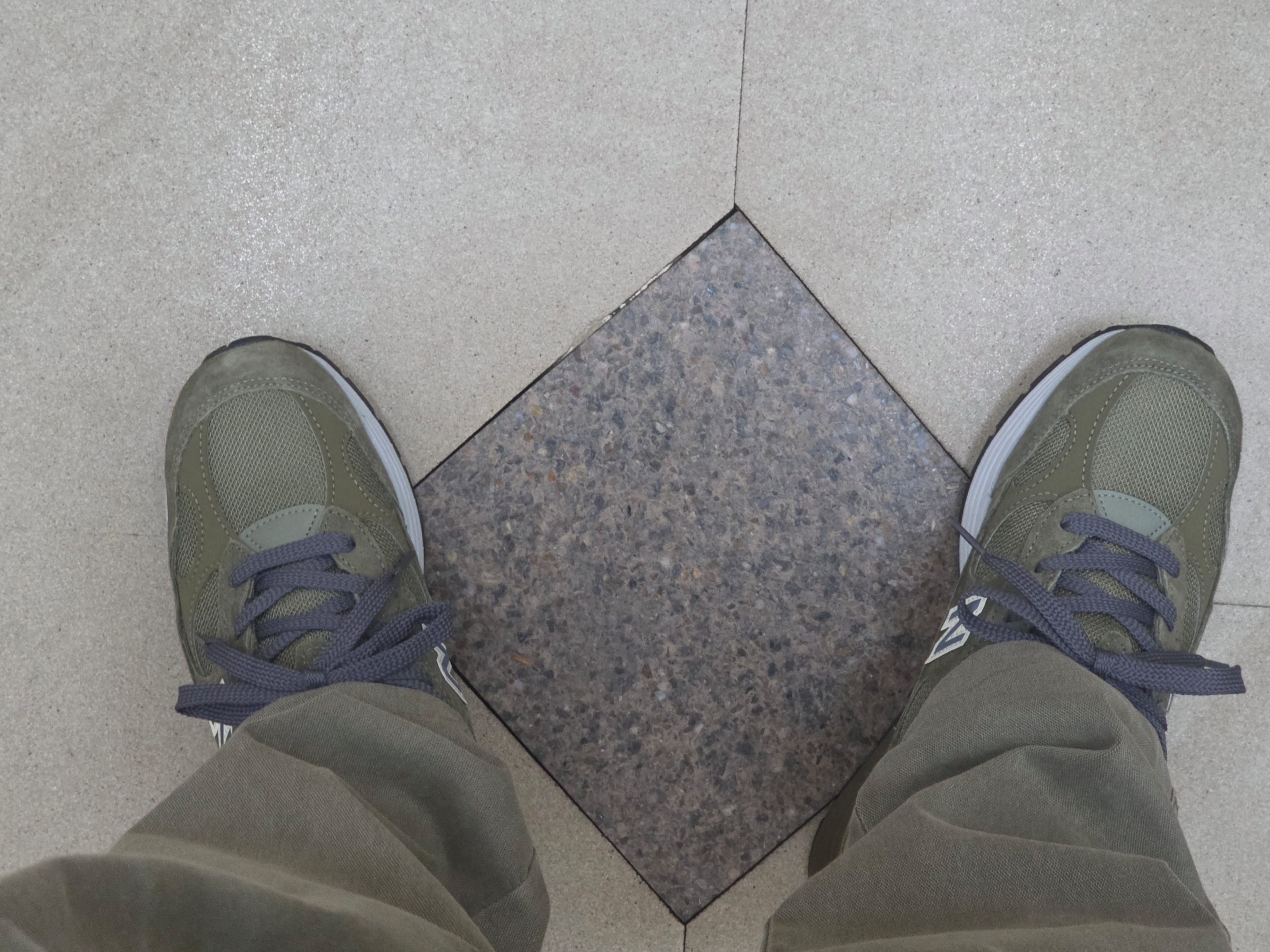 New Balance 992 Made in USA Dark Camo Covert Green - D Standard 착용 스타일 - 1