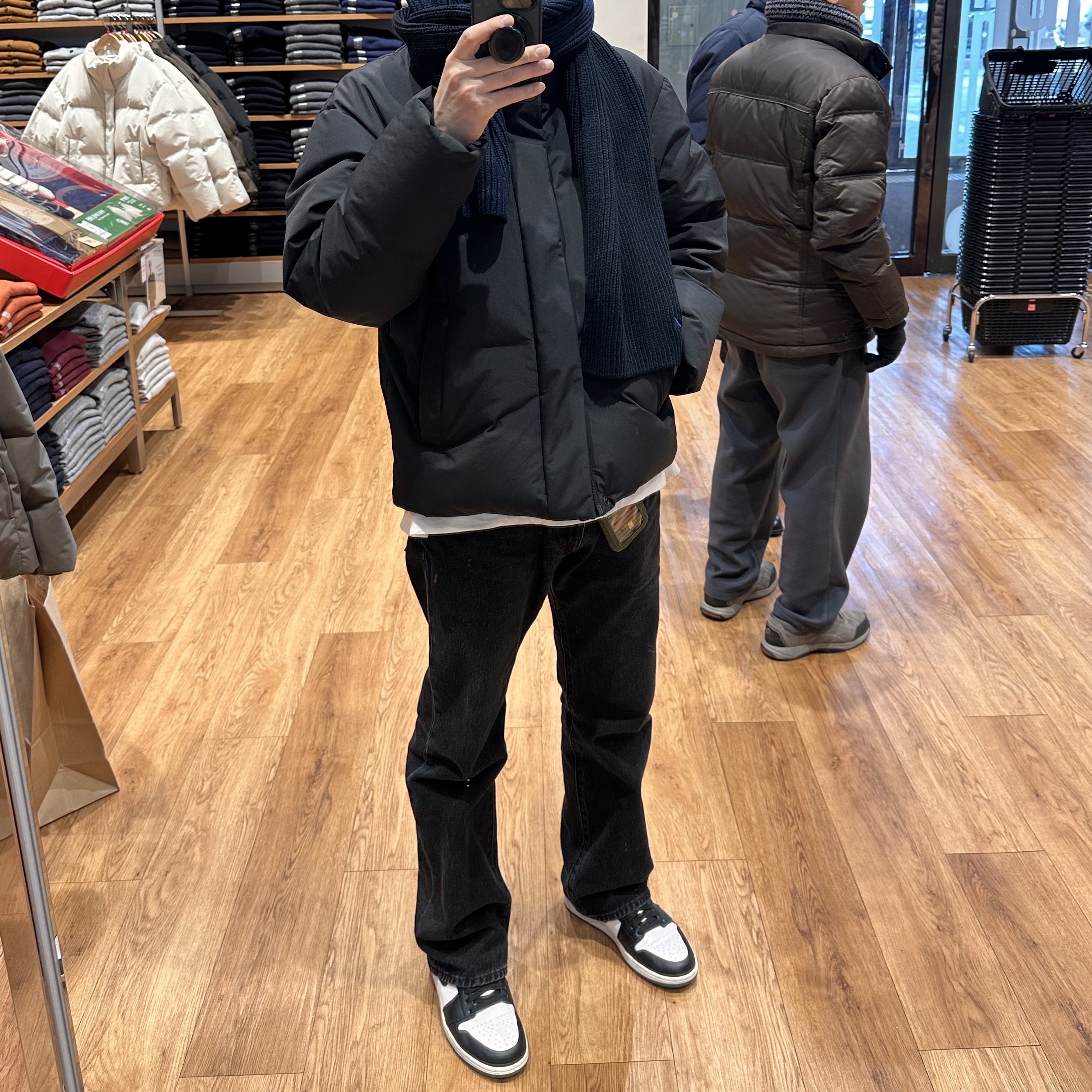 Uniqlo x Kaws Heattech Knit Scarf Navy 착용 스타일