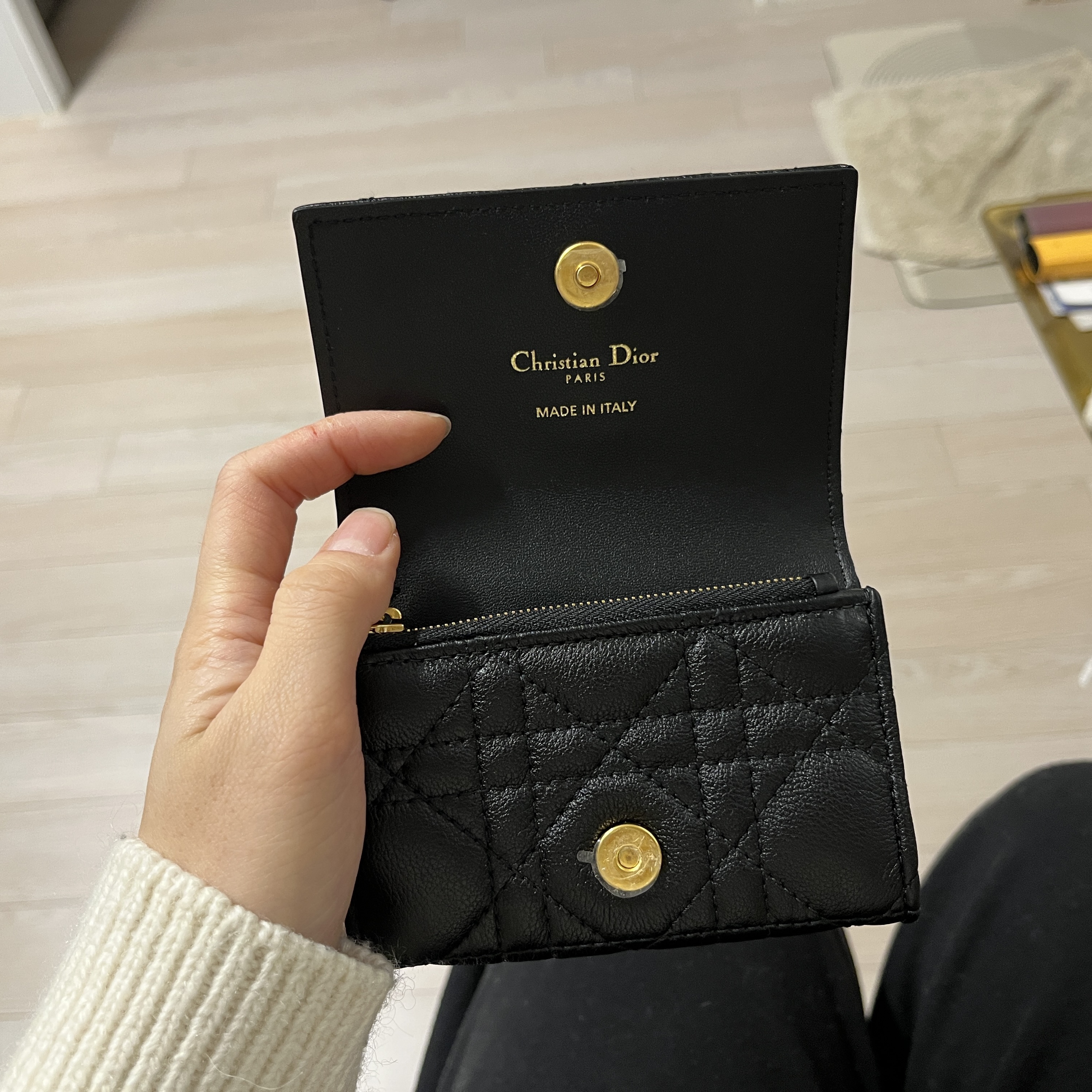 Dior Caro XS Wallet Supple Cannage Calfskin Black 착용 스타일