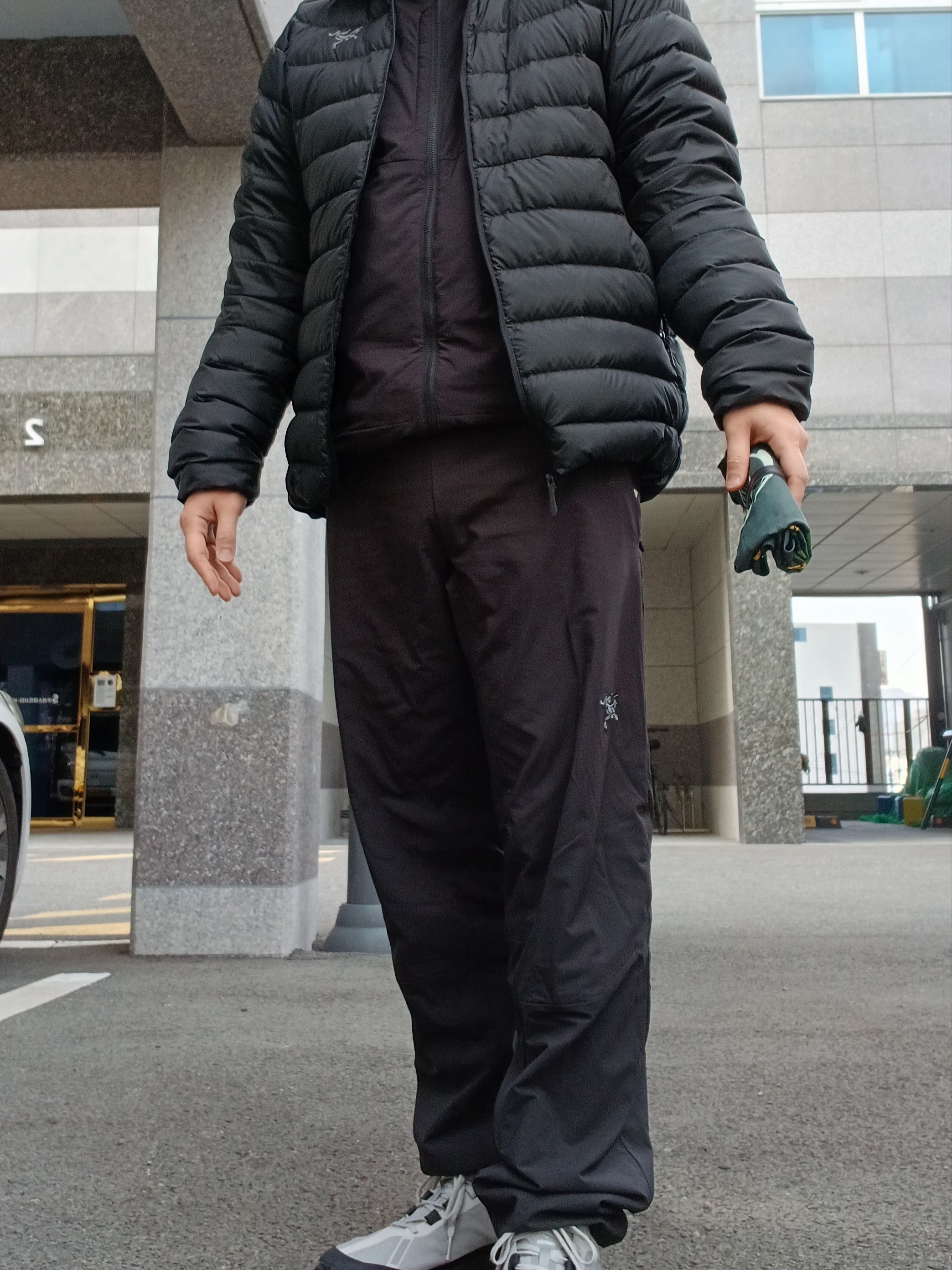 Arc'teryx Bird Word Cap 24K Black, Arc'teryx Allium Insulated Jacket Black 착용 스타일 - 3
