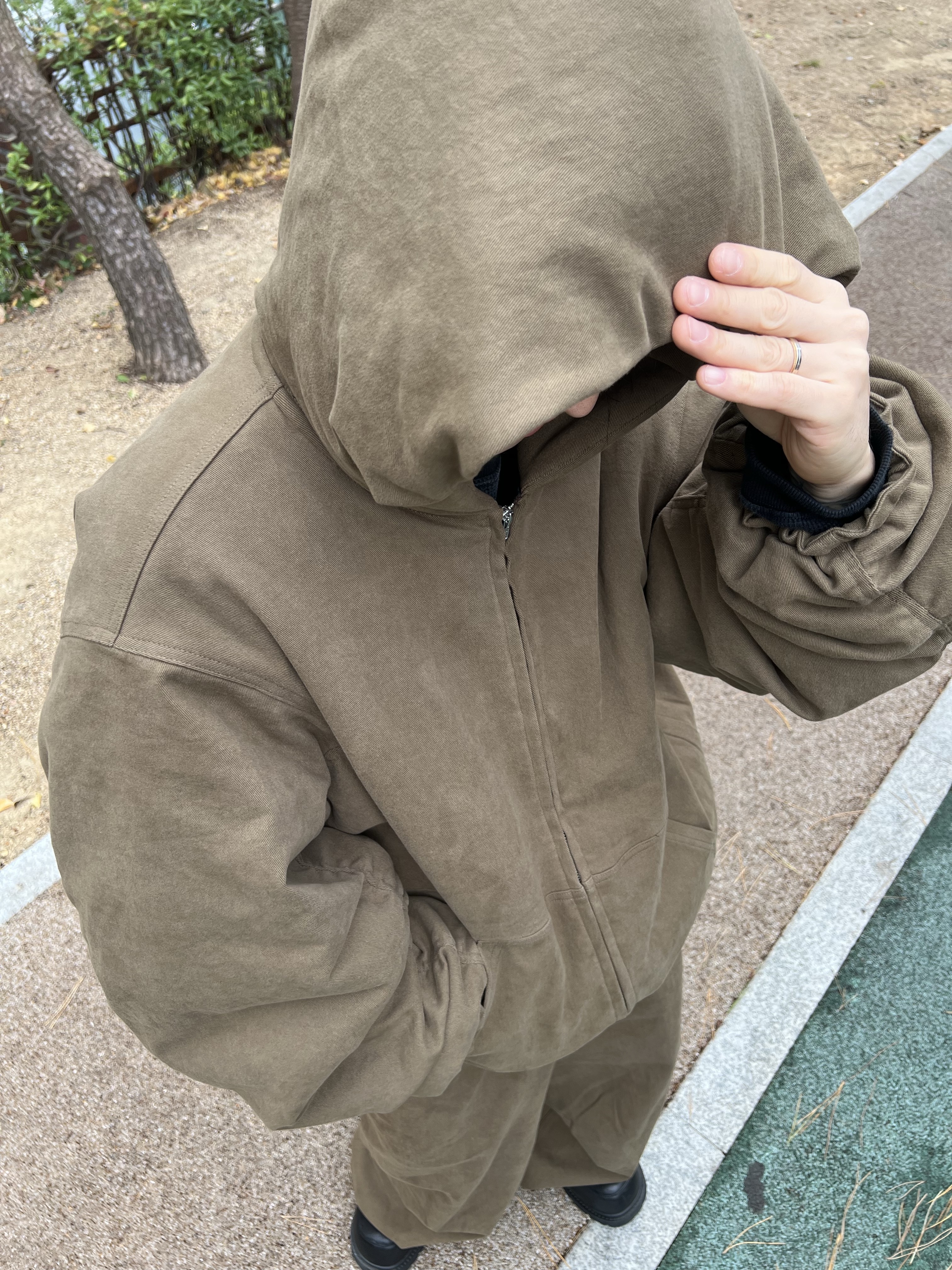 Nonnod Moleskin Shirring Bomber Khaki Brown, Nonnod Moleskin Track Pants Khaki Brown 착용 스타일 - 5