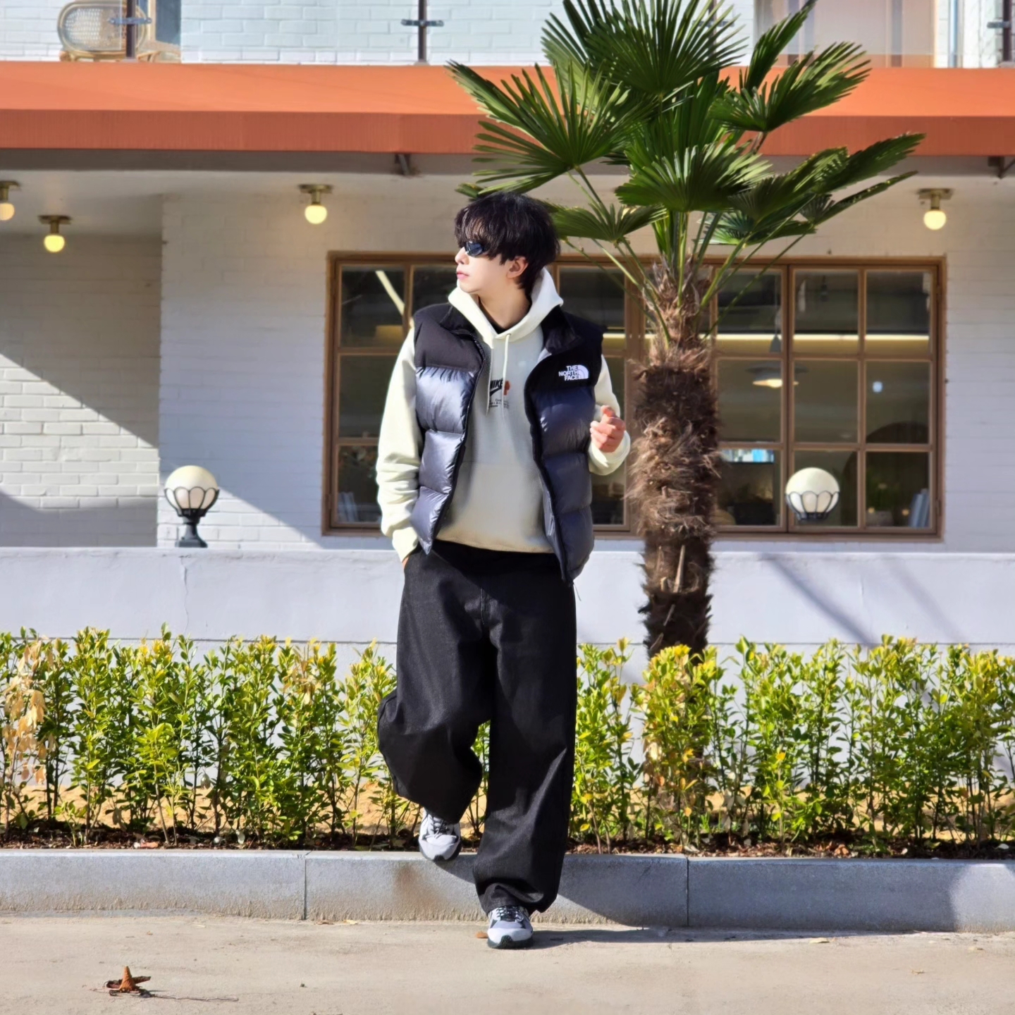The North Face Novelty Nuptse Vest RDS Dark Gray - 25FW, Nike Club Fleece Pullover Hoodie Light Khaki 착용 스타일 - 1