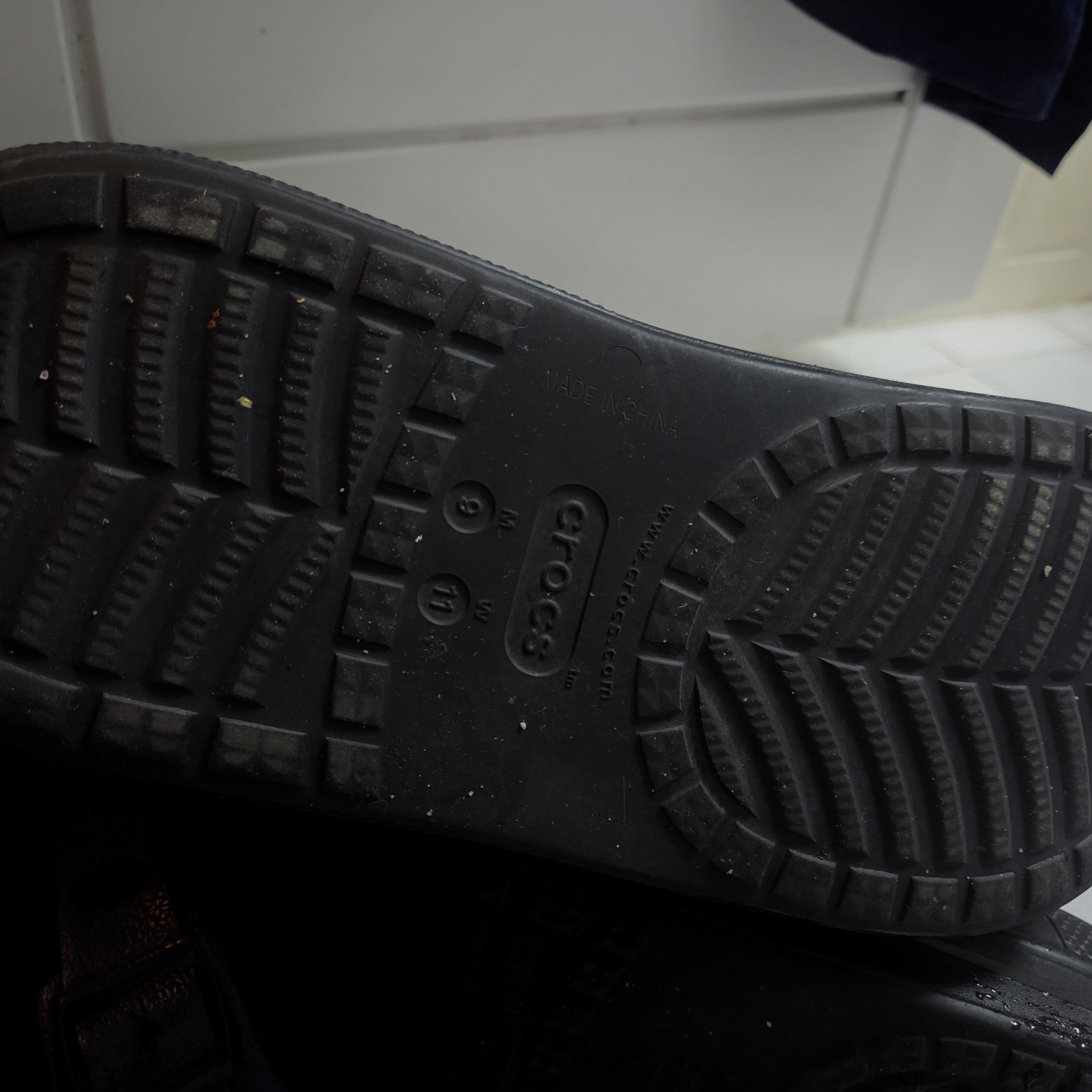 Crocs Classic Crush Boot Black 착용 스타일