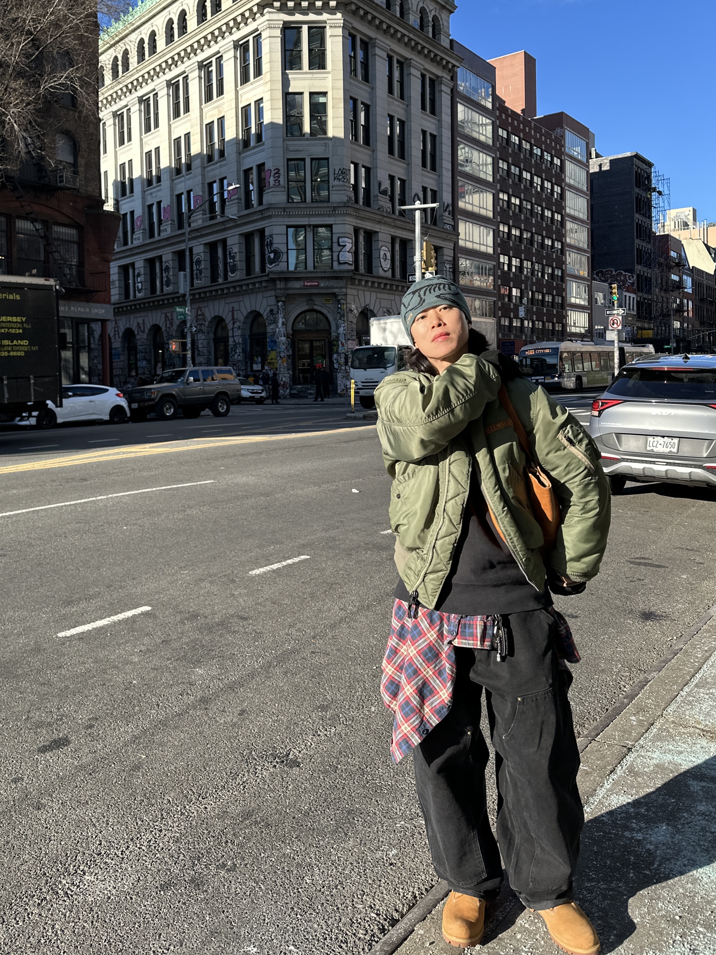 Arc'teryx Bird Head Toque Dark Magic, Carhartt WIP Nash Loose Fit Double Knee Pants Black Stone Washed 착용 스타일 - 4