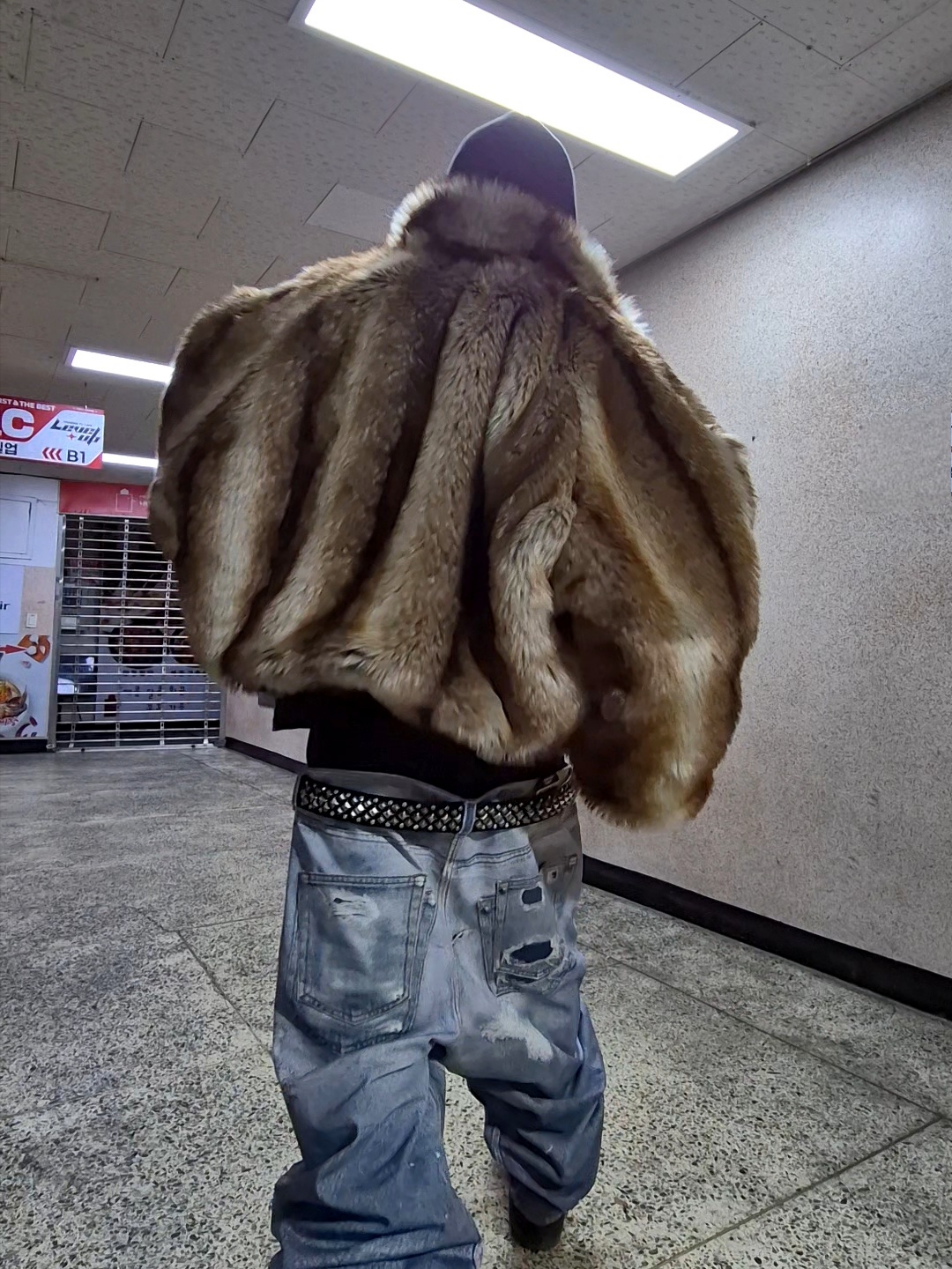 Protocol Index Exaggerated Shoulder Fur N2B Jacket Black, Protocol Index Trompe L'oeil Layered Pants Blue 착용 스타일 - 1