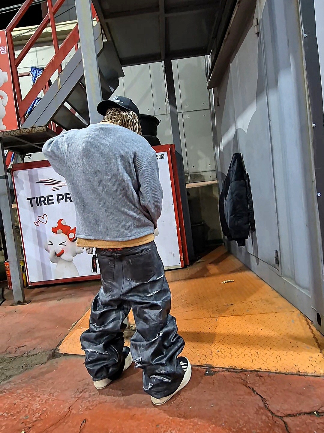 emostanceclub Multi Distressed Coating Jeans Black, Chrome Hearts Printed Cross Trucker Hat Black 착용 스타일