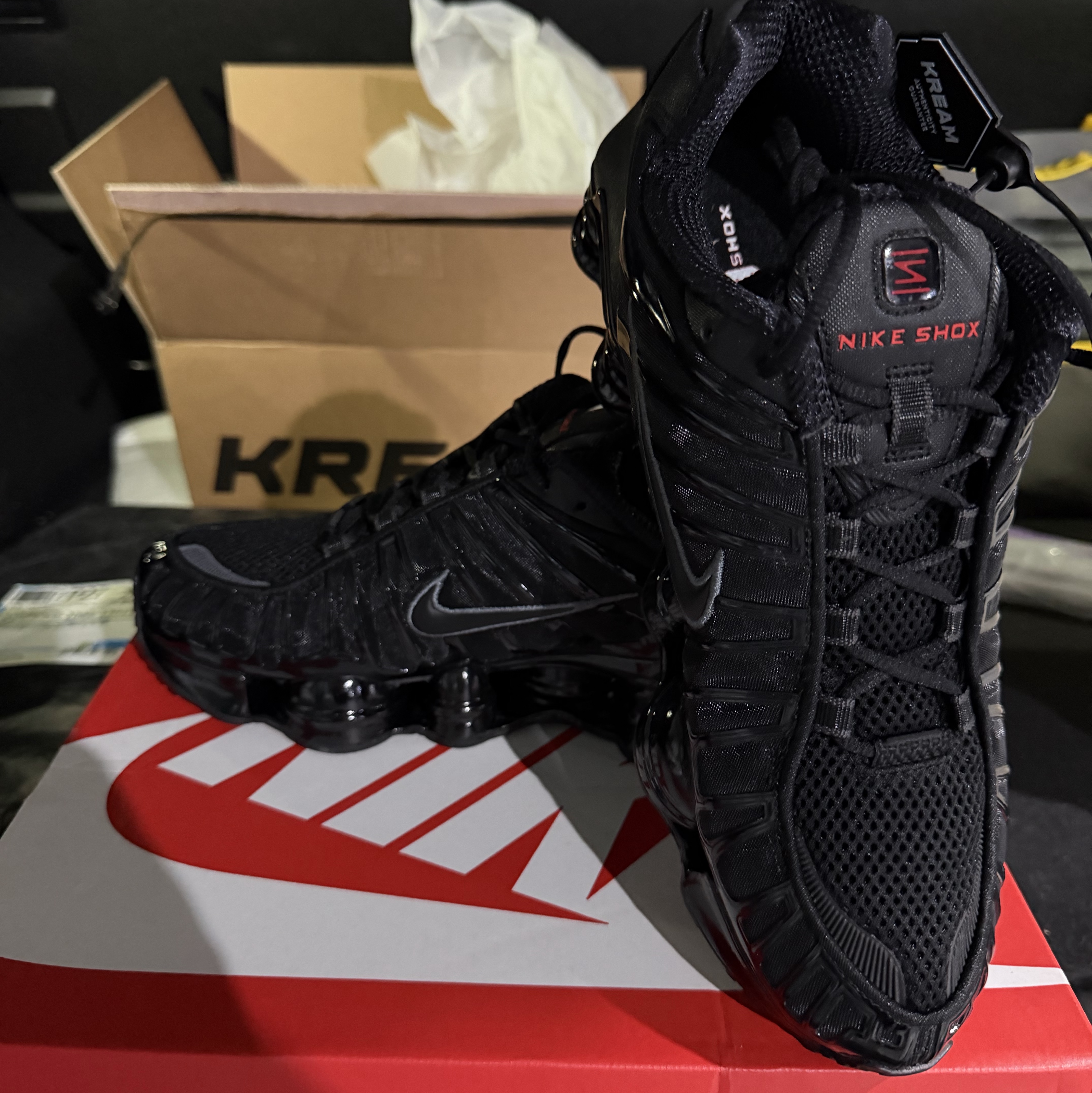 Nike Shox TL Black Metallic Hematite 착용 스타일 - 2