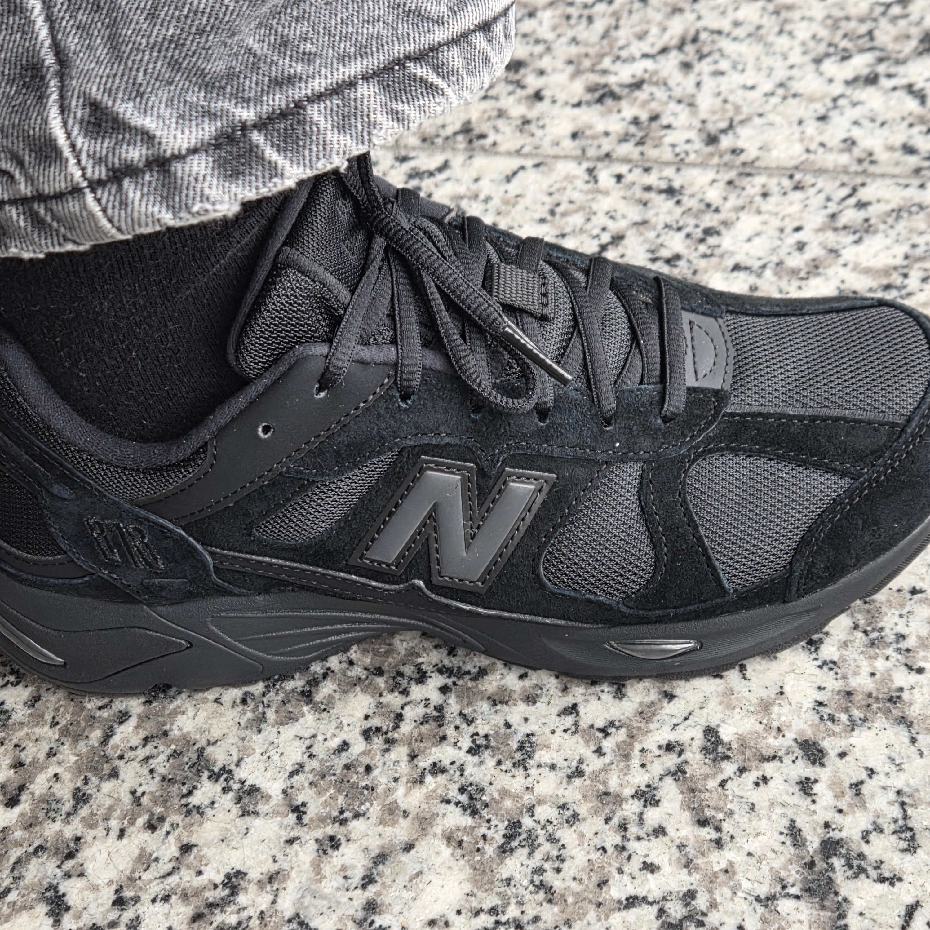 New Balance 878 Triple Black 착용 스타일 - 3