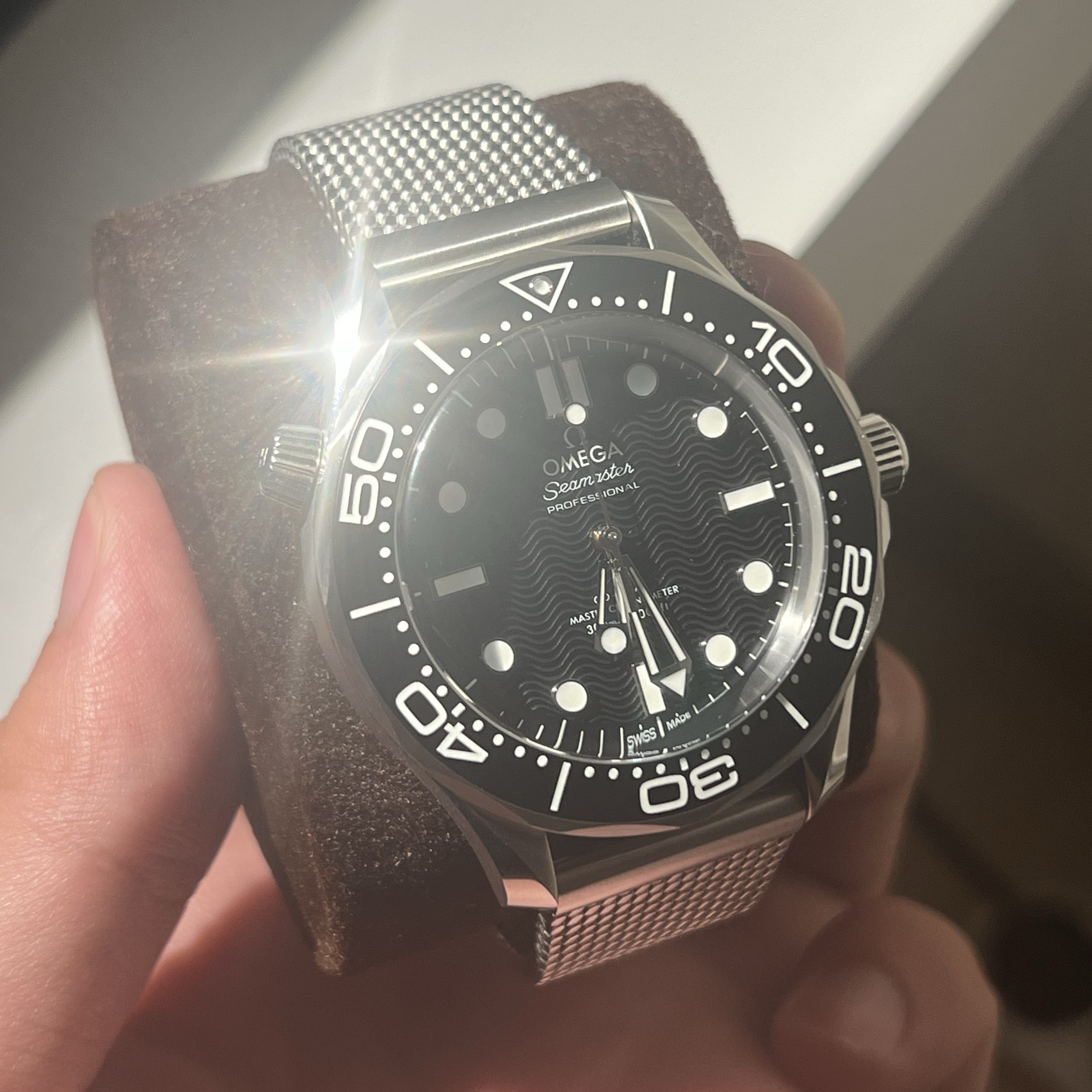 Omega Seamaster Diver 300M Co Axial Master Chronometer Steel Black 착용 스타일 - 1