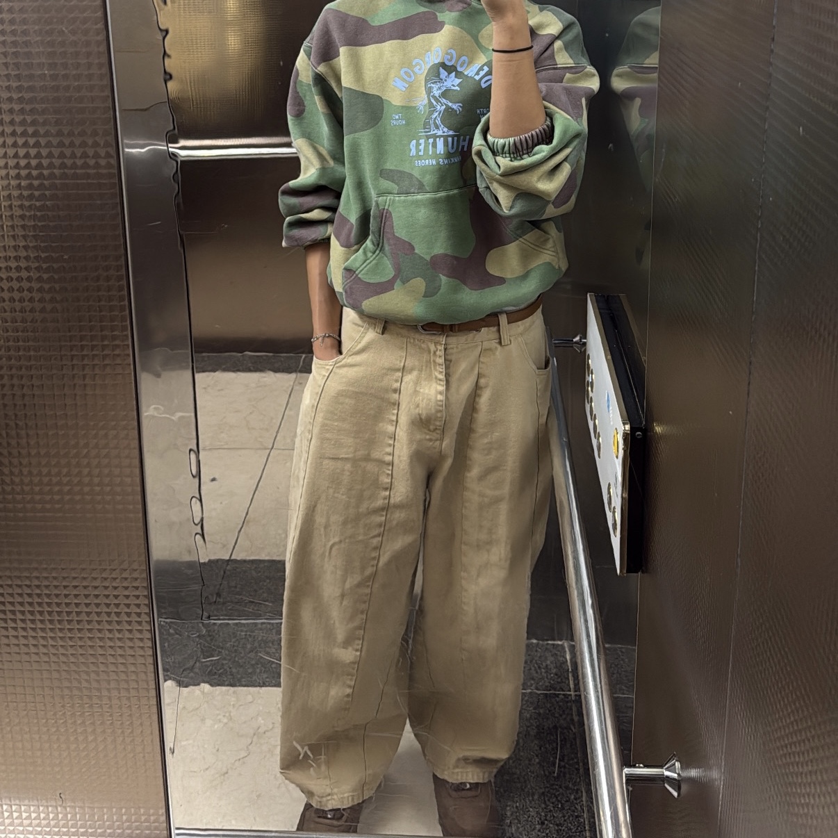 IAB Studio x Stranger Things Hunter Camo Hoodie, (W) Nike Air Force 1 '07 Cacao Wow 착용 스타일 - 1