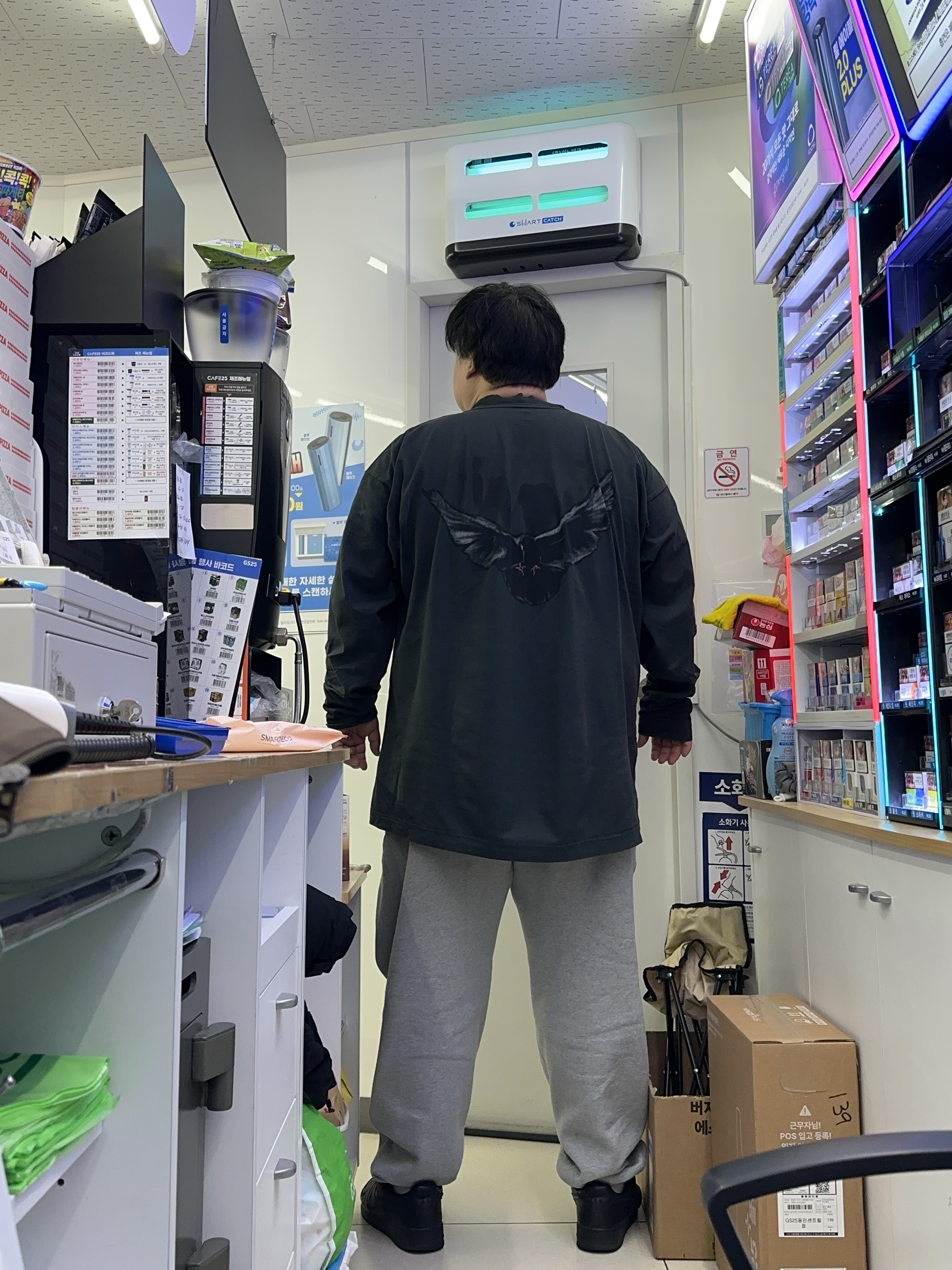 Yeezy Gap Engineered By Balenciaga Dove Long Sleeve T-Shirt Black, Nike x Stussy Fleece Pants Grey Heather (FN5231-050) 착용 스타일