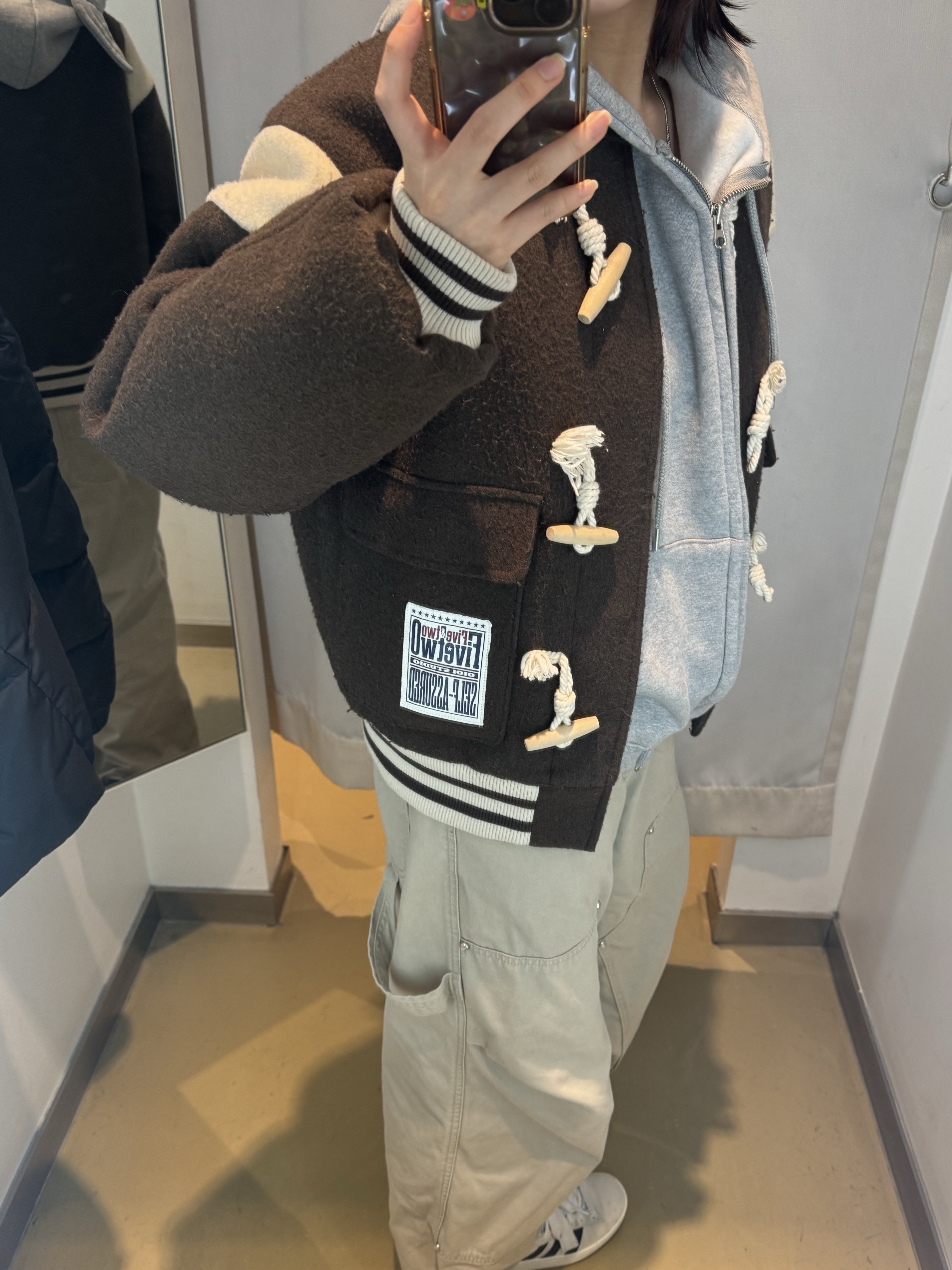 Yegg Wing Hoodie Gray 착용 스타일 - 2