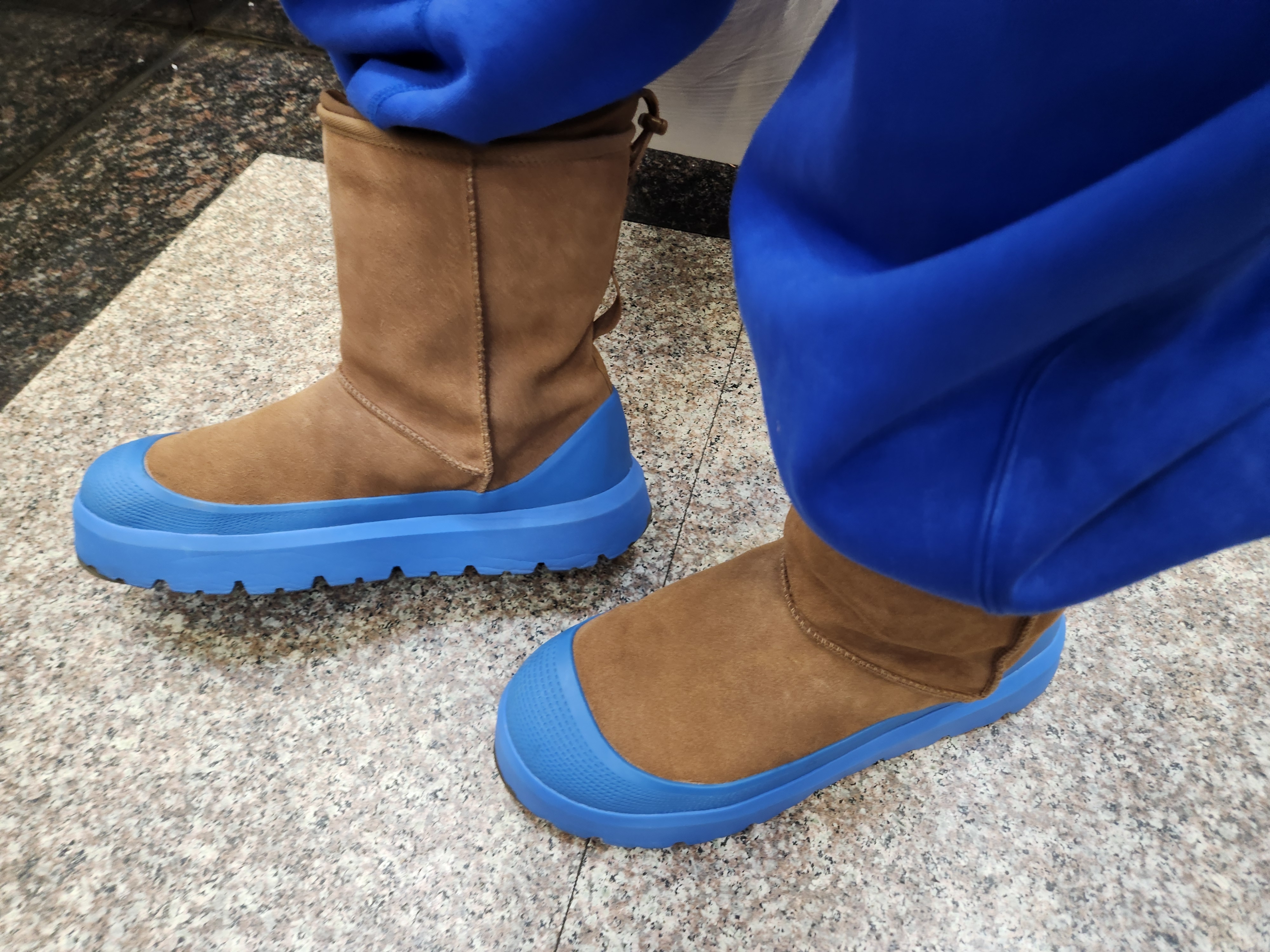 UGG Classic Short Weather Hybrid Boots Chestnut Big Sky 착용 스타일 - 3